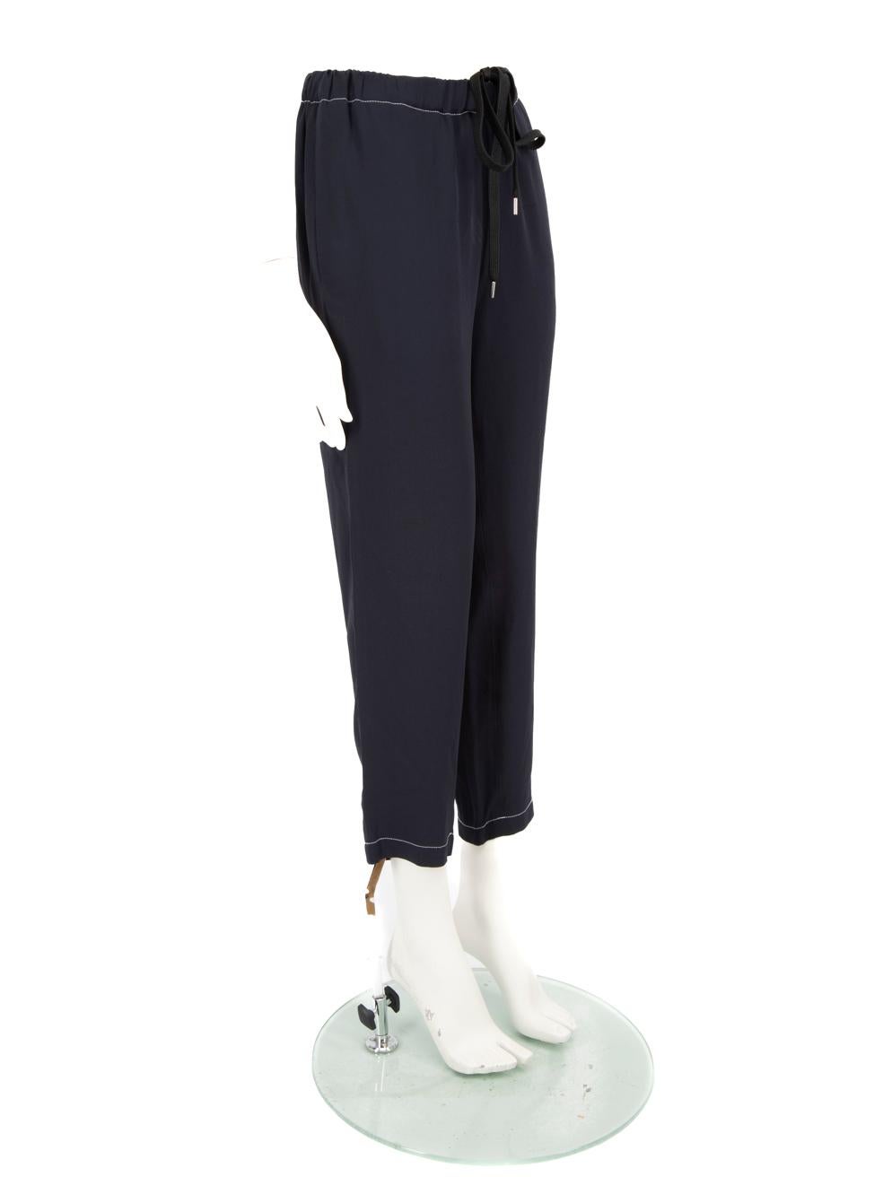 CONDIT ist sehr gut. Die Hose weist nur minimale Gebrauchsspuren auf. Dieser gebrauchte Marni Designer-Wiederverkaufsartikel hat Flecken am rechten Knie, auf der linken Seite des Schrittes und an der mittleren linken Seitennaht.
  
  
  
 