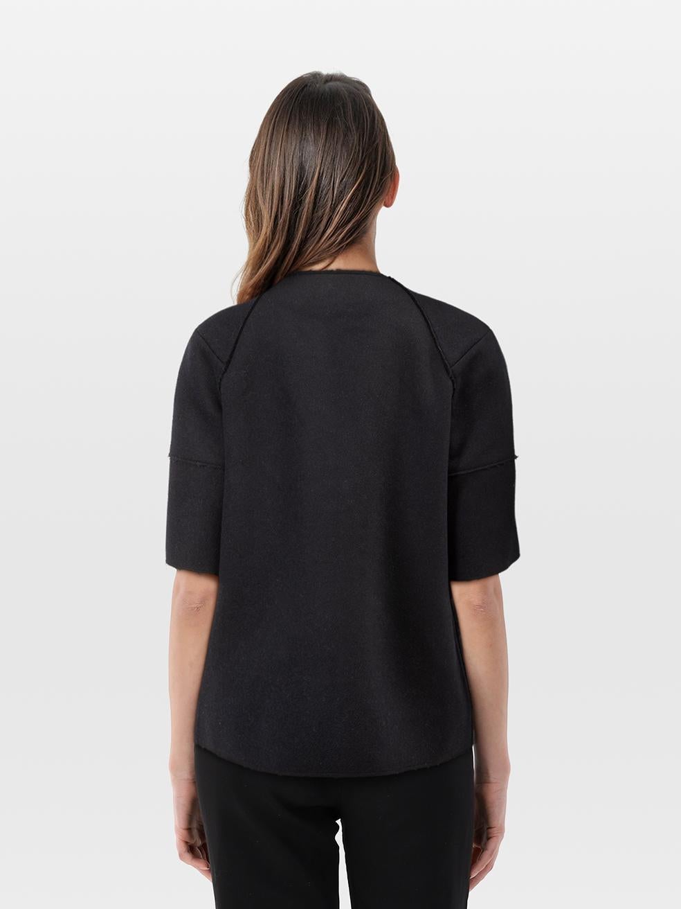 L'ÉTAT est très bon. Cet article de revente d'occasion de Marni ne présente pratiquement aucune trace d'usure visible sur la veste.
 
 
 
 Détails
 
 
 Marine
 
 Laine vierge
 
 Veste
 
 Coutures apparentes
 
 Manches courtes
 
 Fermeture à
