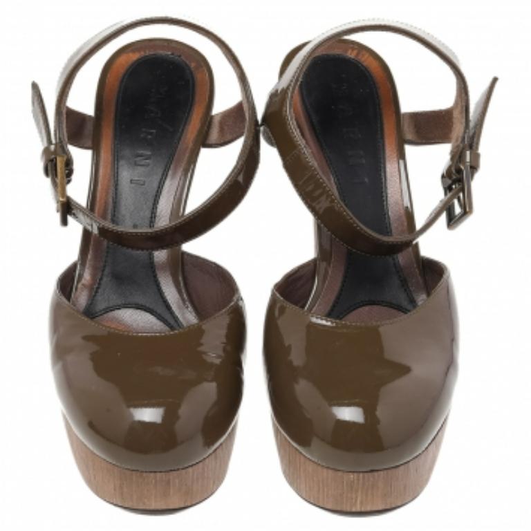 Marni Sandales à lanières à plateforme en cuir verni vert olive, taille 38 État moyen - En vente à Dubai, Al Qouz 2