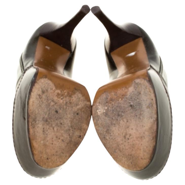 Uno splendido paio di décolleté in vernice realizzate esclusivamente per la Diva che sei. Scegli questo paio di décolleté di Marni per sfoggiare un look semplice ma elegante. Questo paio di décolleté con plateau verdi è completo di tacchi alti.