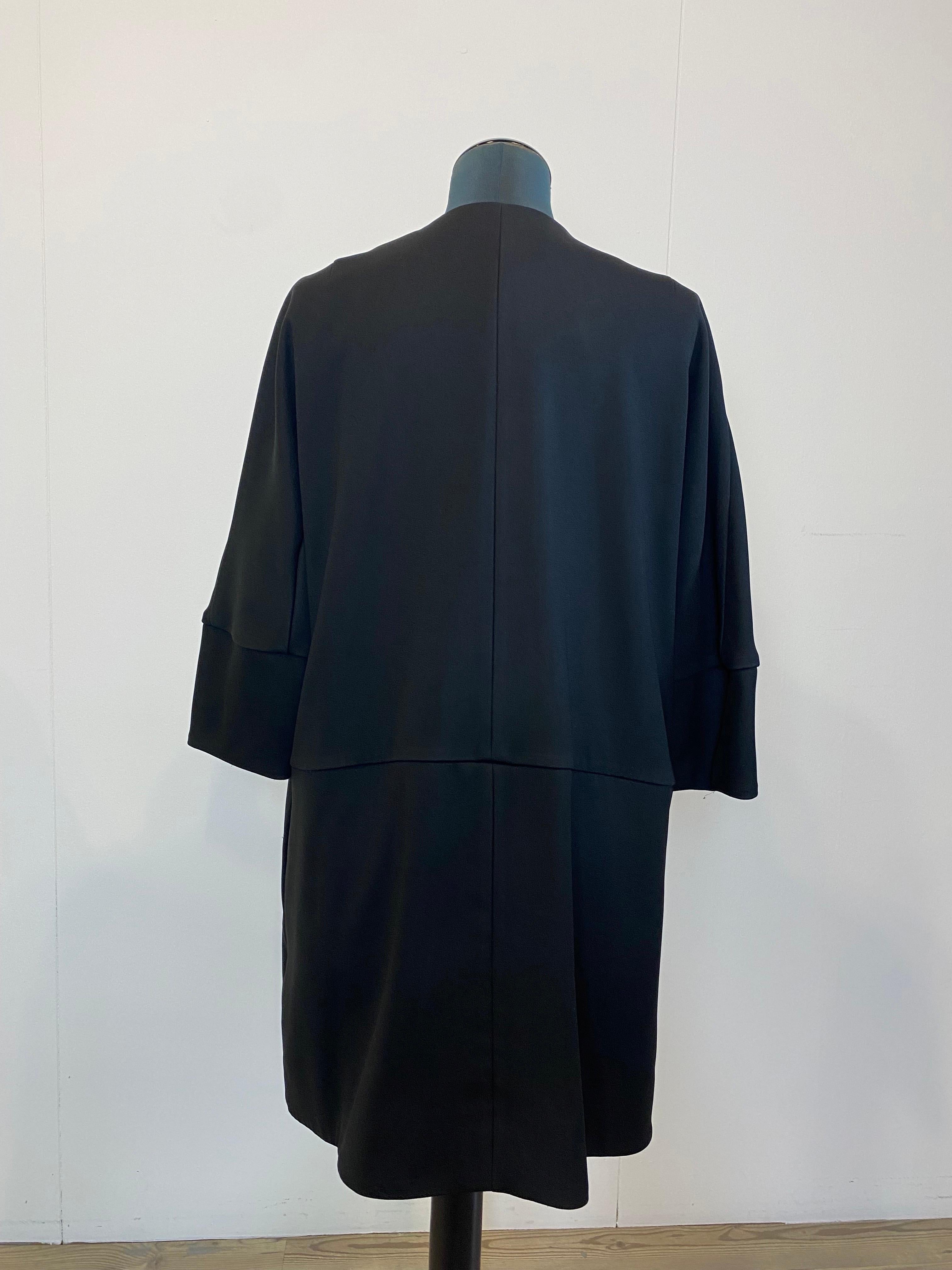 Marni pea coat in black triacetate (a material that resembles mulberry silk). Zip closure and three-quarter sleeves.
The item is in good condition. 
Length 89 cm
Shoulders 42 cm
Chest 56 cm
Sleeve cm 44
Size 42