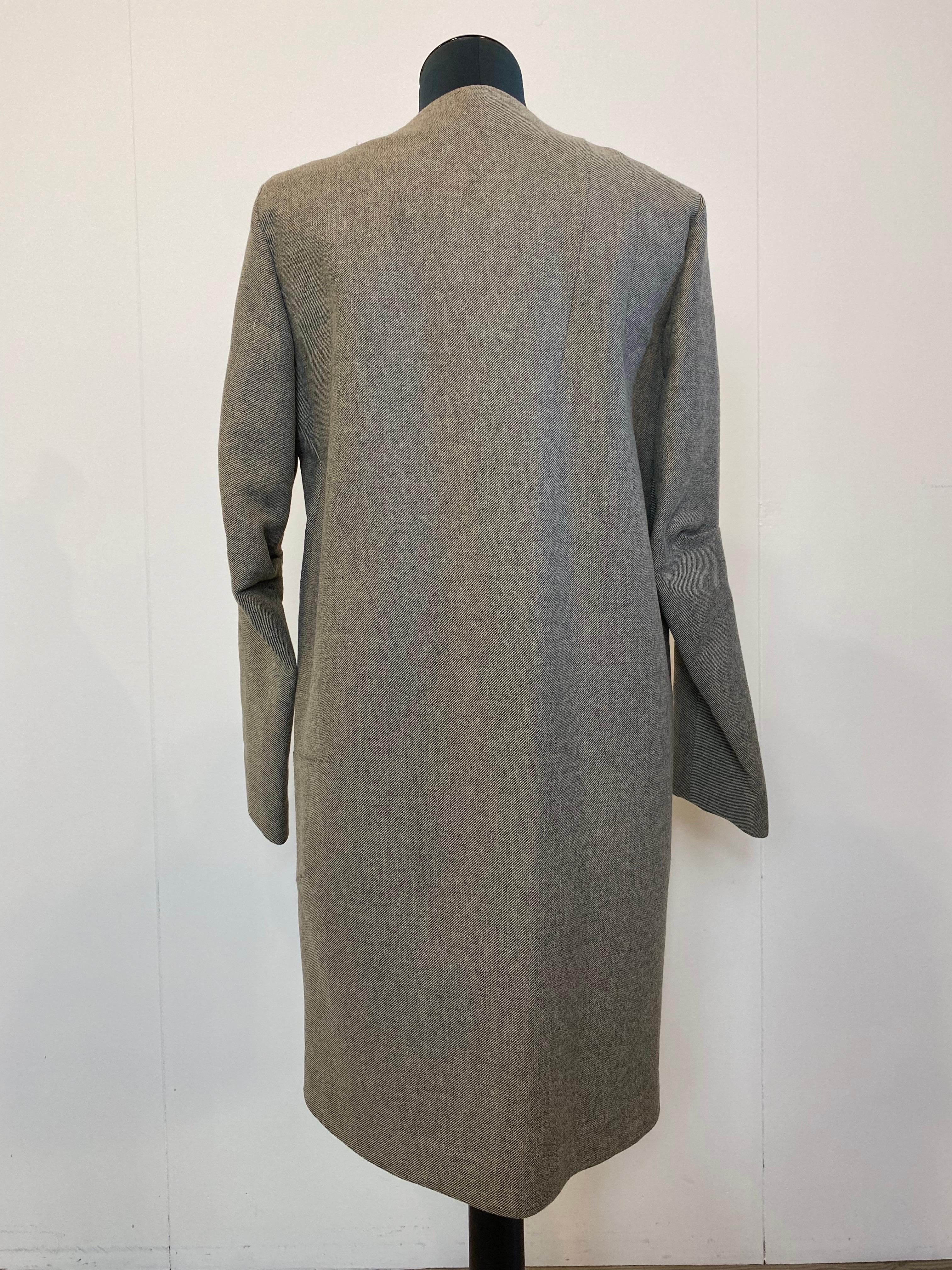 Cappotto di Marni in lana color tortora, chiusura con tre grandi bottoni automatici e due tasche laterali. Il cappotto di piselli è in buone condizioni.
Lunghezza 94 cm
Spalle 42 cm
Petto 51 cm
Manicotto cm 60
Taglia 44