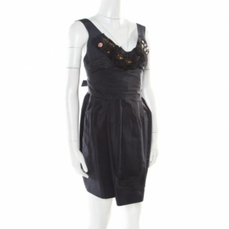 Setzen Sie ein Stil-Statement mit diesem prächtigen Kleid aus dem Hause Marni. Tragen Sie dieses tannengrüne Kleidungsstück mit flachen oder hohen Schuhen und einer Umhängetasche. Das Kleid ist aus Seide geschneidert, hat Verzierungen auf der