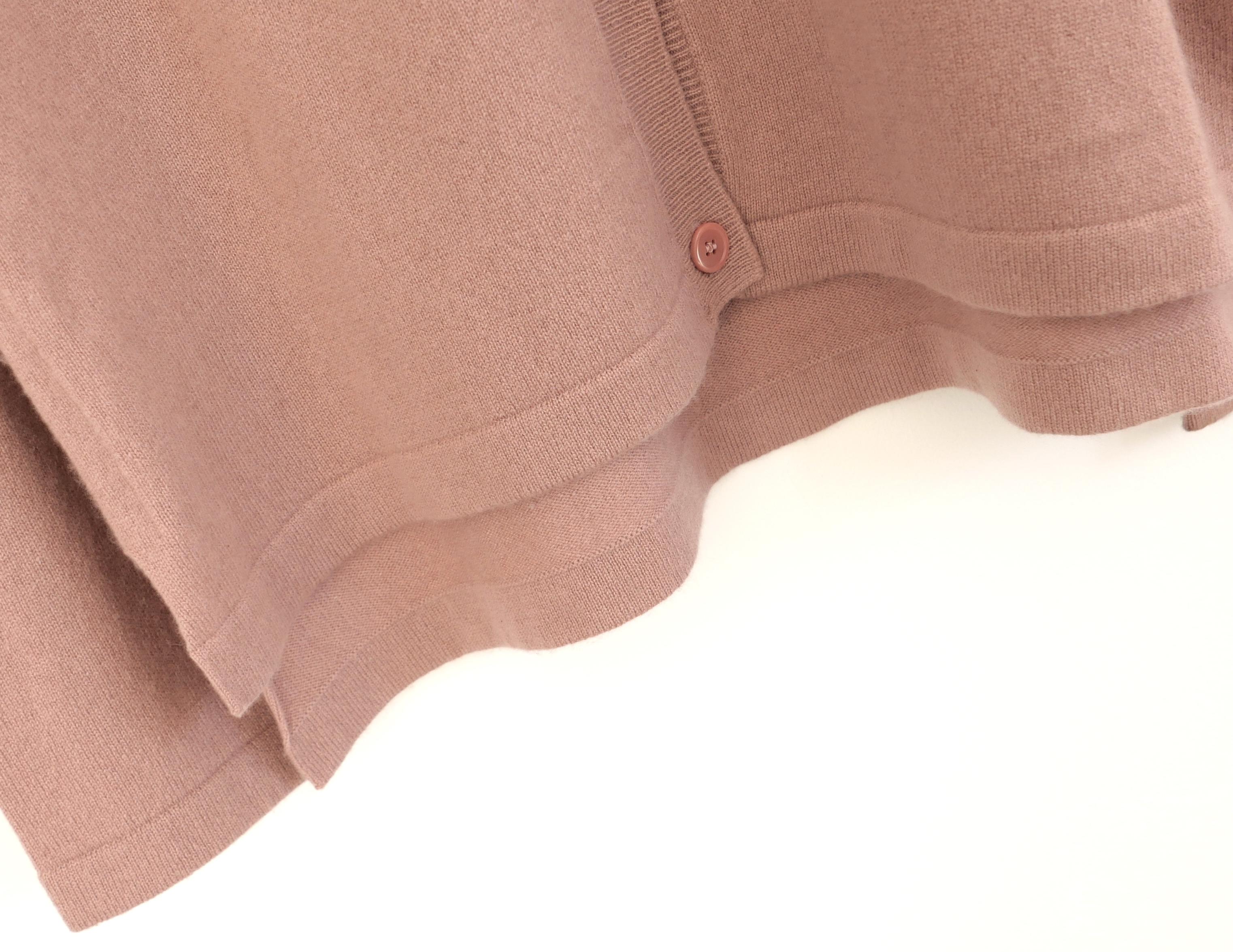 Magnifique cardigan en cachemire rose de Marni. Porté quelques fois. Confectionné en cachemire rose poussiéreux ultra-doux, il présente de fins bords côtelés, des fentes à l'ourlet et des boutons roses pour l'attacher. Taille IT44/UK12. Mesures