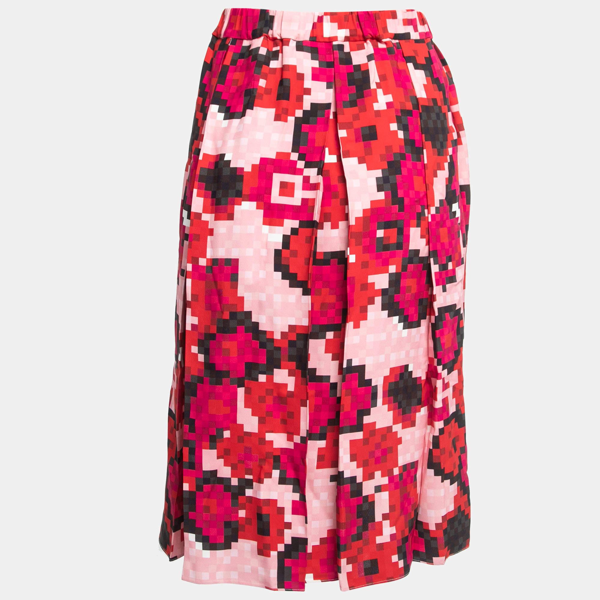 The Marni skirt is a vibrant and elegant piece of fashion. Made from high-quality crepe fabric, it features a striking digital print in shades of pink, creating a visually captivating design. The skirt is pleated for added texture and movement, with