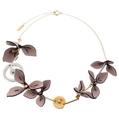 Marni, collier fantaisie fleur en cuir rose et métal bicolore