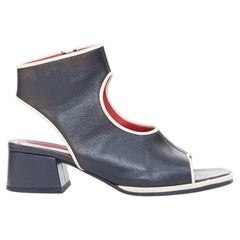 Sandalias MARNI con ribete, aberturas, puntera abierta, color negro y crema, y tacón grueso, talla EU36