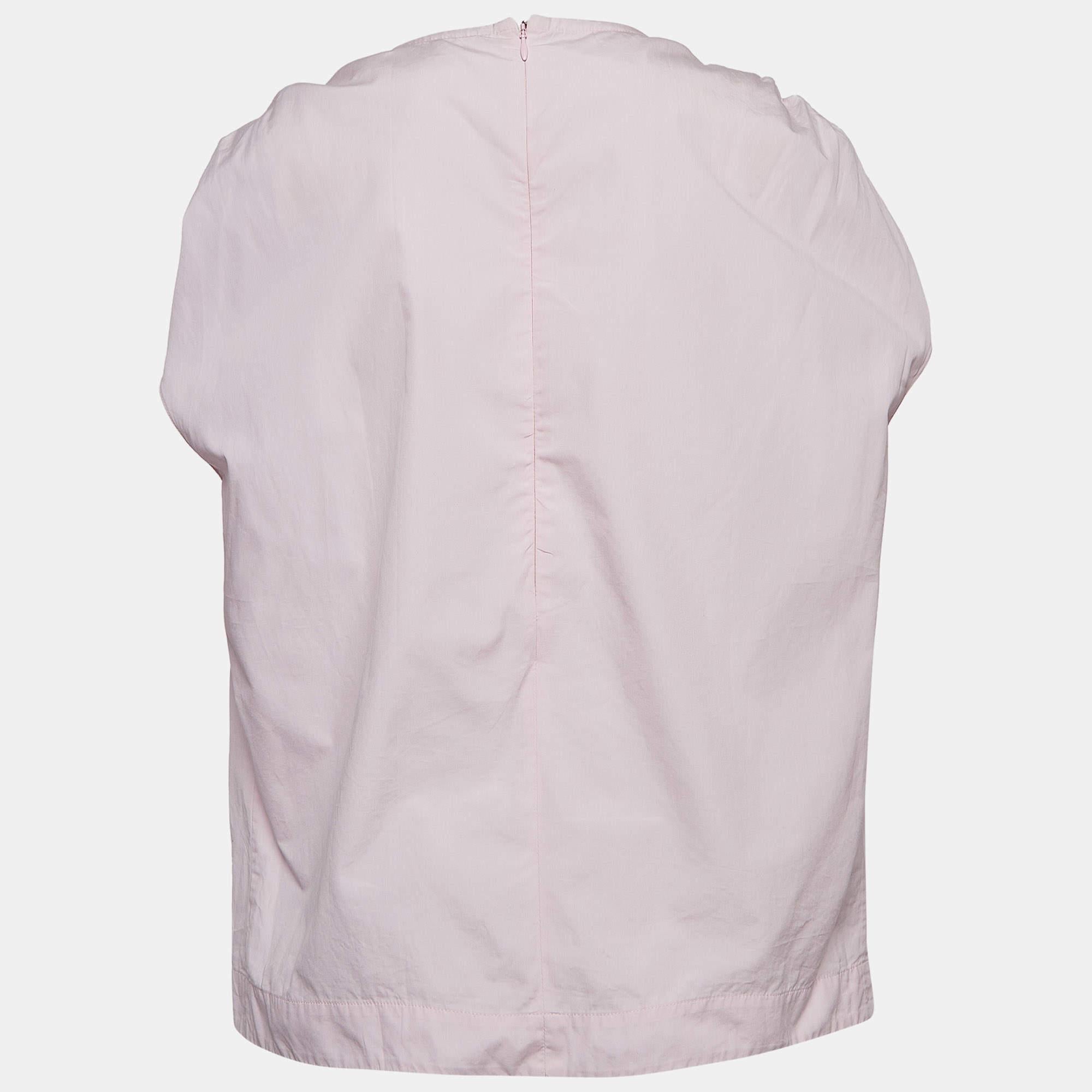 Find great style and comfort while wearing this designer blouse. Tailored using the best fabric the creation has been given immense detail. Style it with trousers and heels.