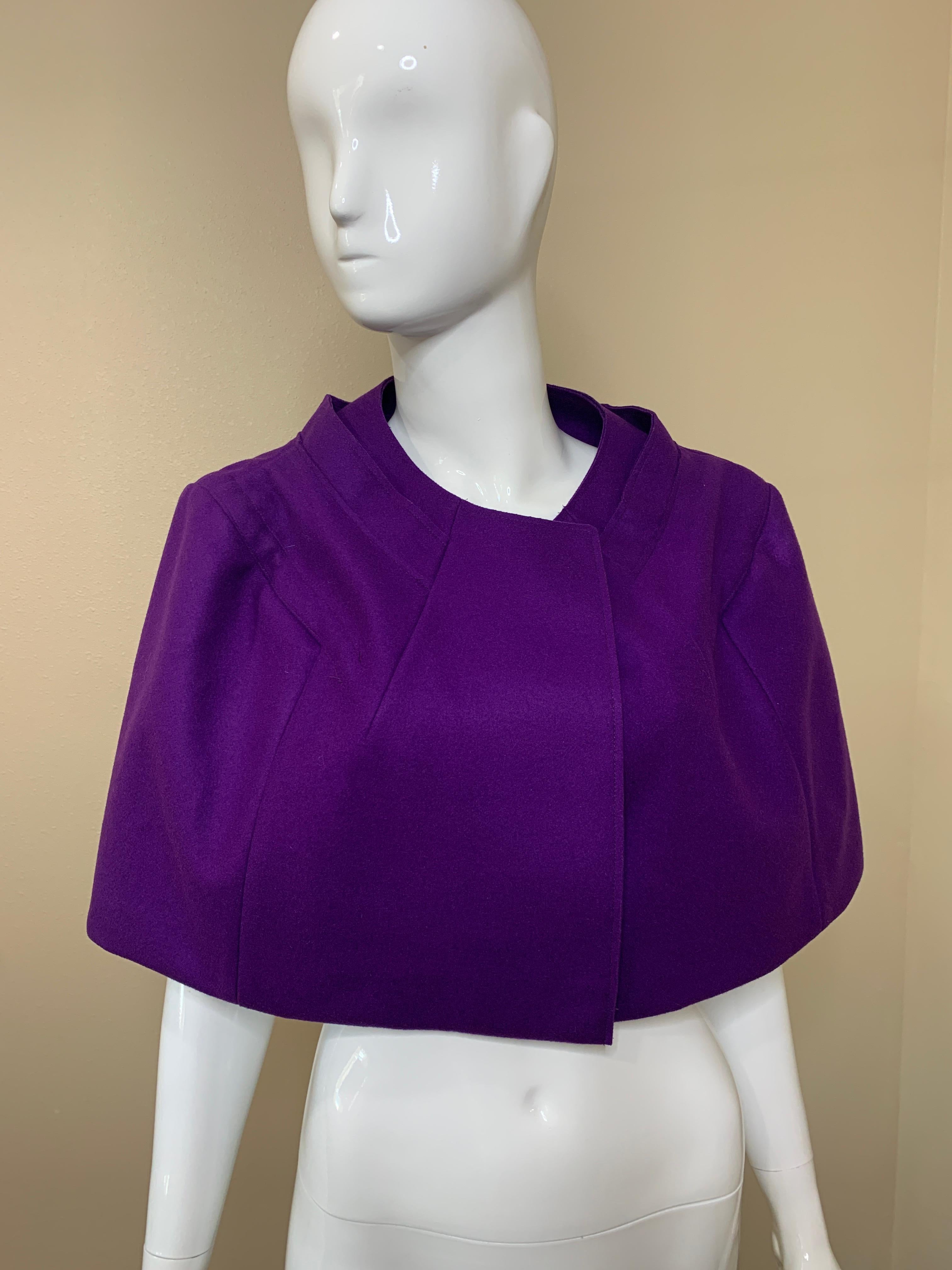 Superschönes und schickes lila Cape von Marni. Nie getragen, mit Etiketten versehen. 
Perfekt über einem Kleid oder einem formellen Outfit, um das Outfit zu ergänzen oder Ihre Schultern warm zu halten. 
Hat eine schöne Krawatte auf der Innenseite zu