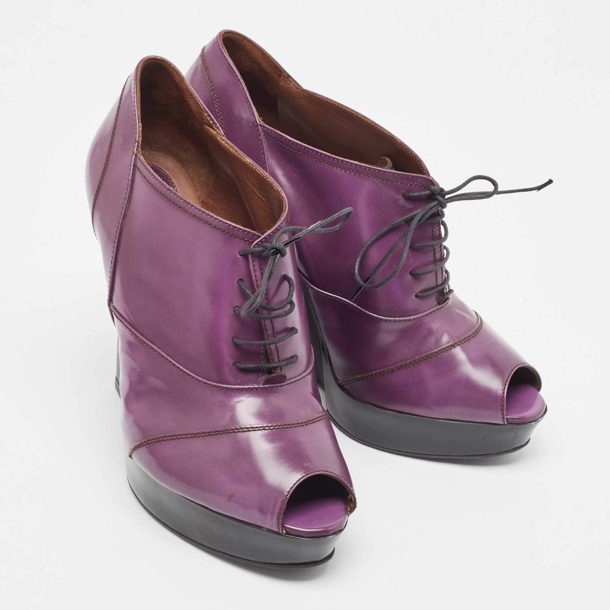 Marni Purple Patent Wedge Peep Toe Boots Size 39 Excellent état - En vente à Dubai, Al Qouz 2