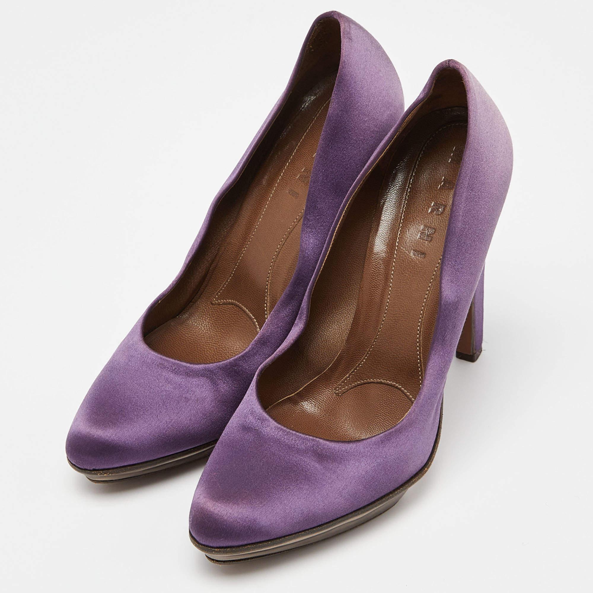 Make a chic style statement with these designer pumps. They showcase sturdy heels and durable soles perfect for your fashionable outings
