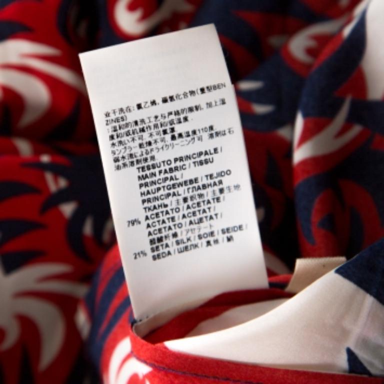 Dieses attraktive Kleid aus dem Hause Marni wird Ihre Aufmerksamkeit sofort auf sich ziehen. Stimmen Sie Ihre Accessoires auf dieses stilvolle Kleid ab und zeigen Sie sich von Ihrer modischen Seite. Das Kleid ist aus feinsten Stoffen gefertigt, hat