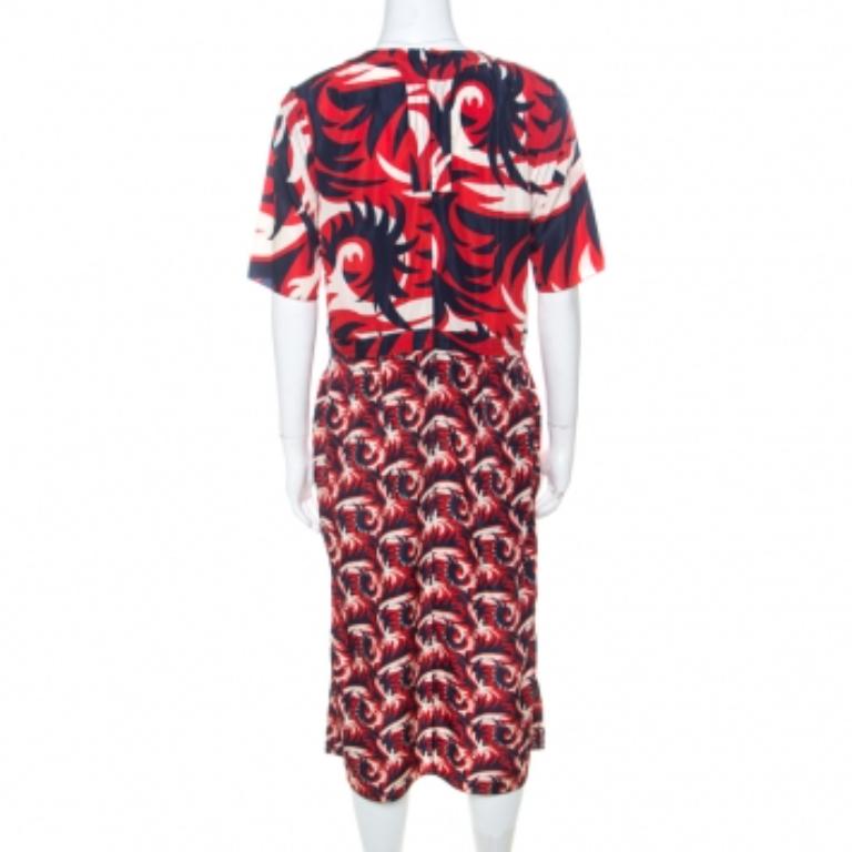 Marni Rotes & blaues Kurzärmeliges Kleid aus Seidenmischung mit gemischtem Druck M im Zustand „Gut“ im Angebot in Dubai, Al Qouz 2