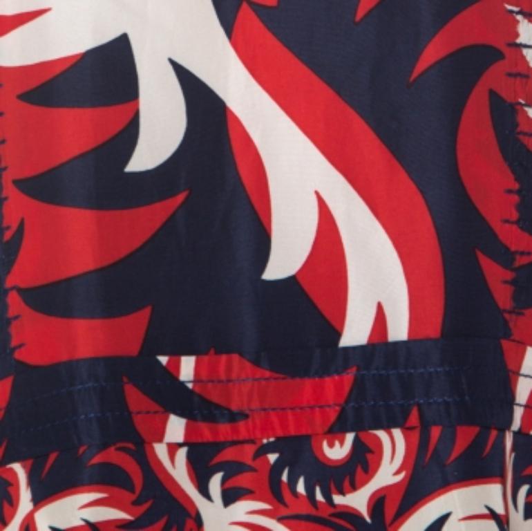 Marni Rotes & blaues Kurzärmeliges Kleid aus Seidenmischung mit gemischtem Druck M im Angebot 1