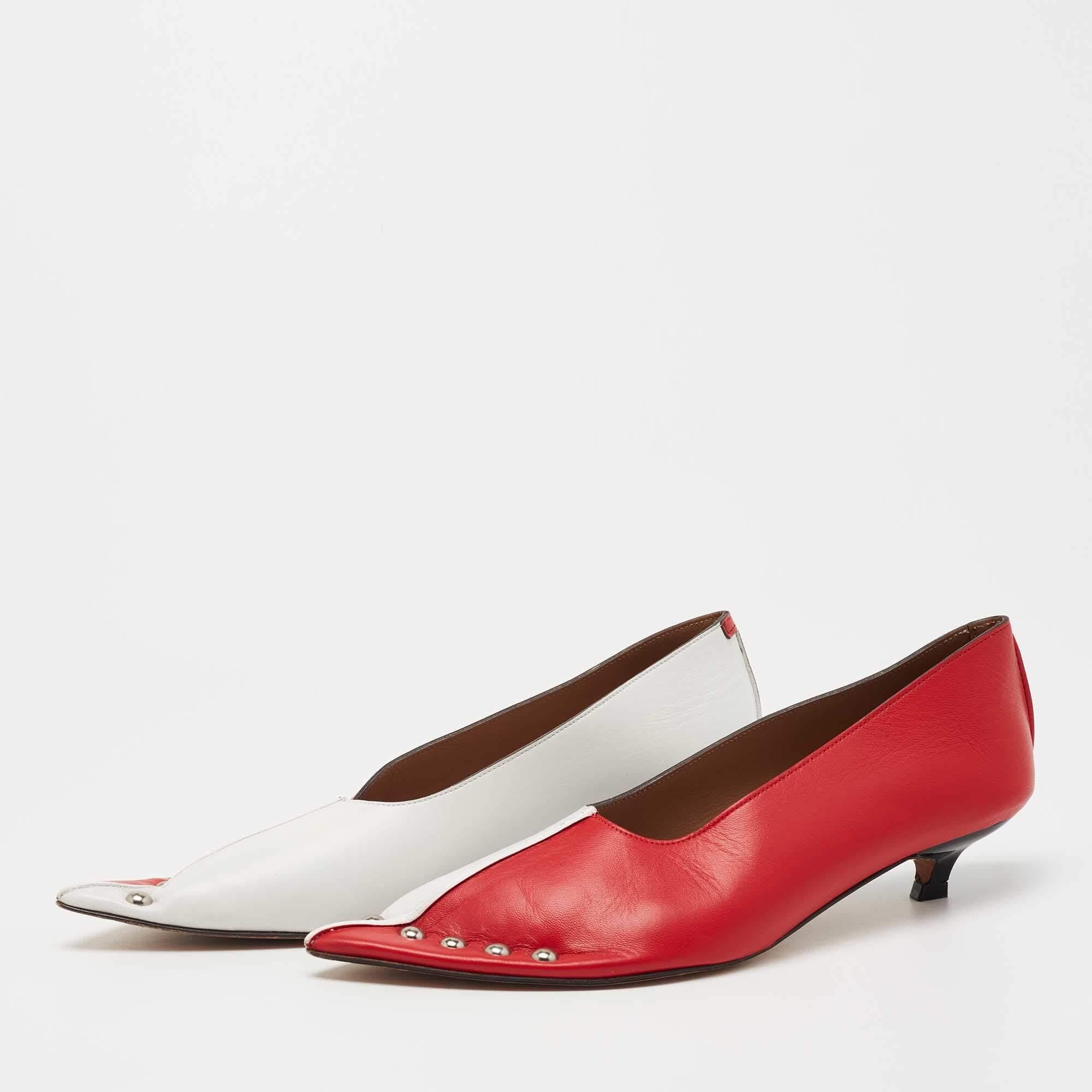 Affichez un style élégant avec cette paire d'escarpins. Ces escarpins de créateur sont fabriqués à partir de matériaux de qualité. Ils sont montés sur des semelles durables et des talons bas.