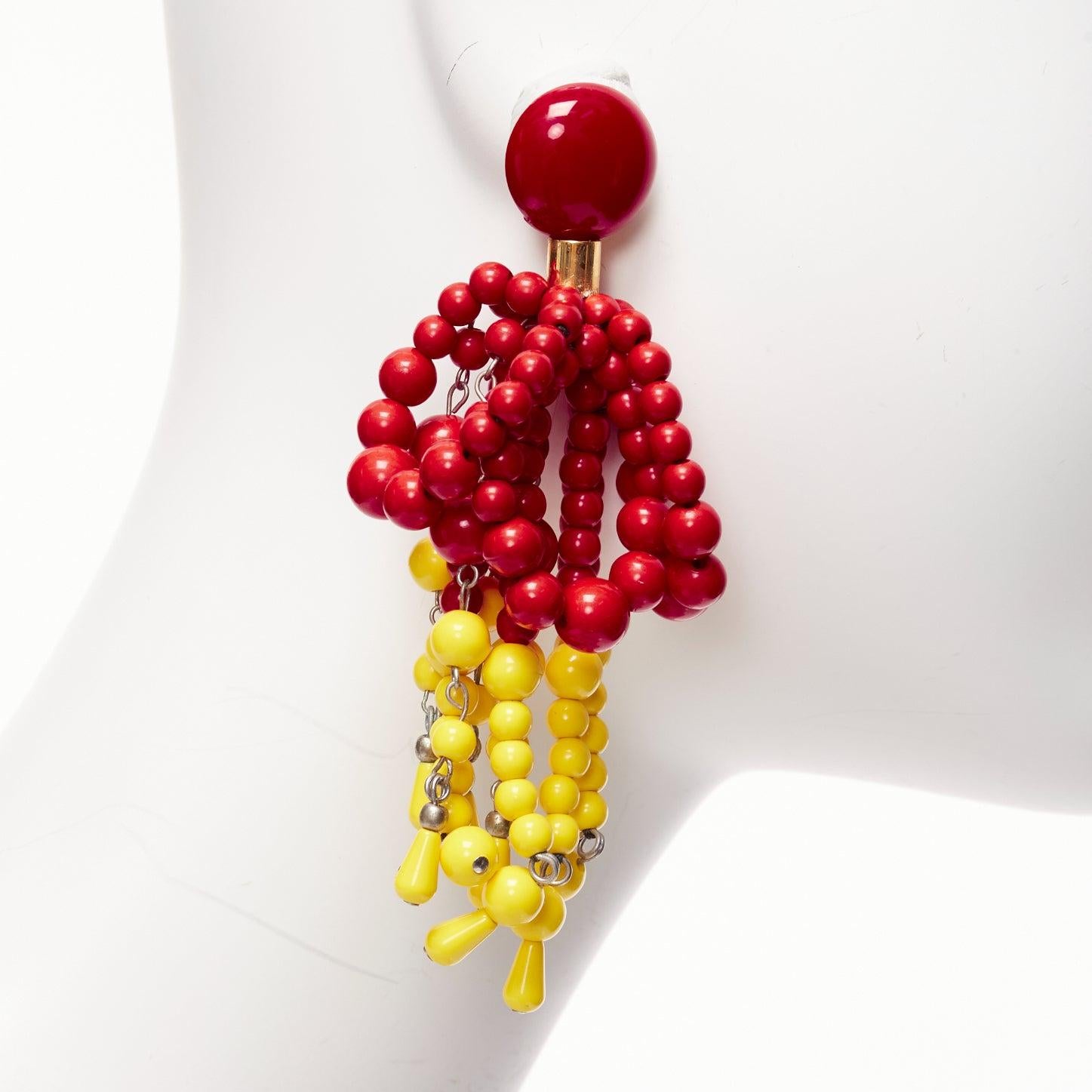 Donna Marni, orecchini a clip con lampadario in perline acriliche rosse e gialle in vendita