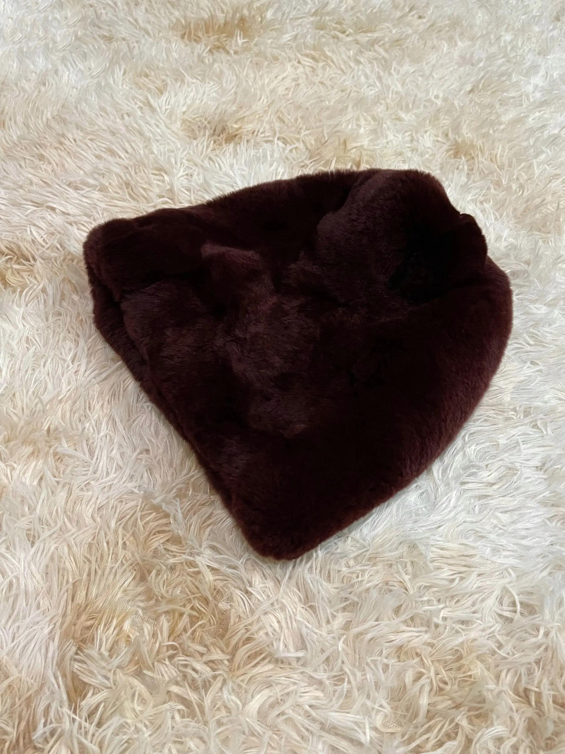 Maroon hat from Marni. Made of rabbit fur.

Size: OS

Condition: 10/10. Pristine.

Feels free to message me with any questions regarding inquiries