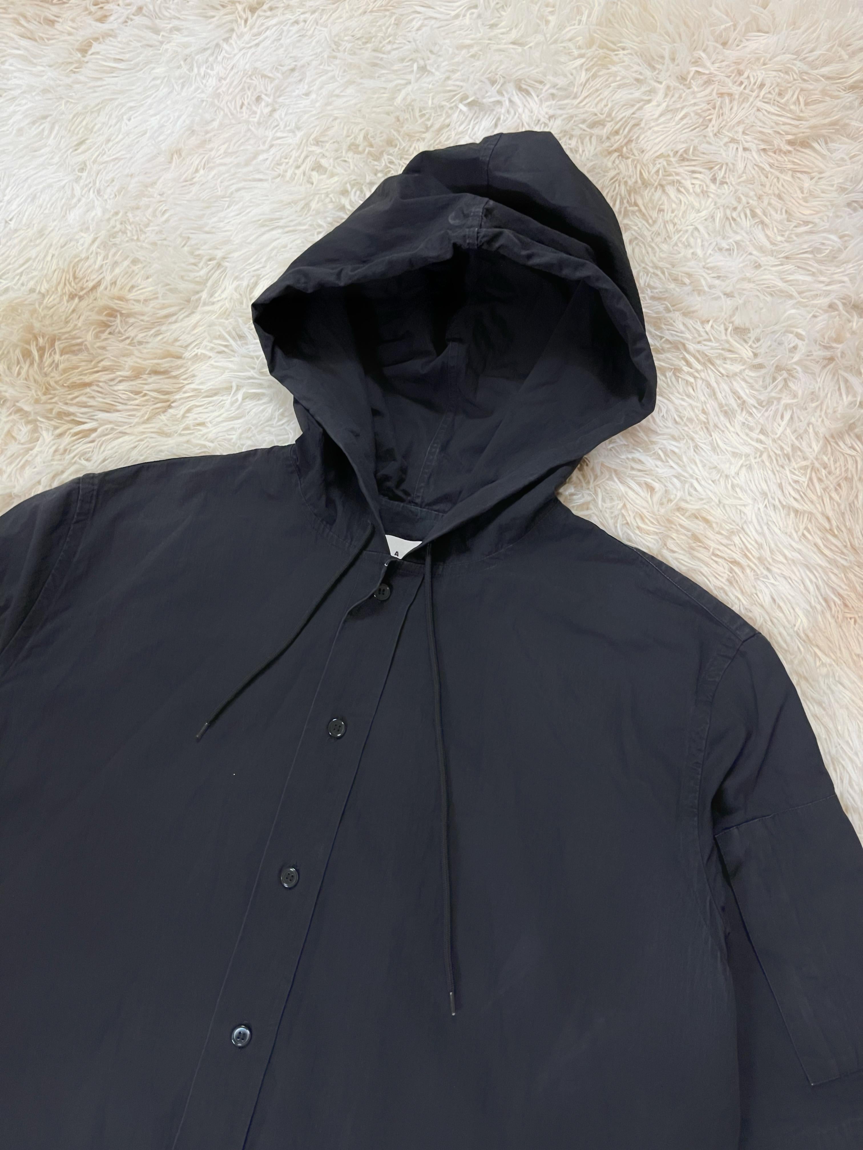 Hooded Nylon shirt by Marni, perfect for layering or wear alone.

Size on tag: Not listed, feels like M

Condition: 8/10, minor signs of usage.

Feels free to message me with any questions regarding inquiries.
