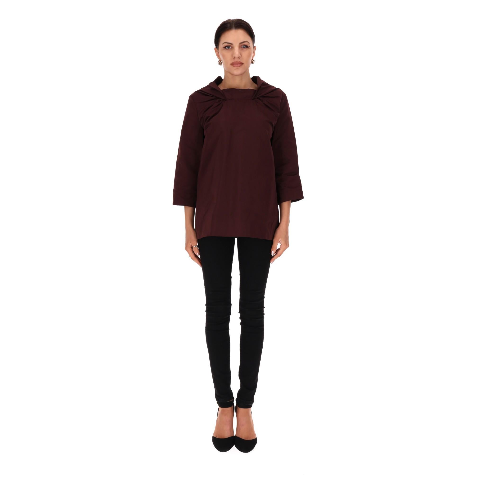 Top in misto seta Marni

Camicetta bordeaux in misto seta con arricciatura decorativa sulla scollatura.

Caratterizzato da scollo a V sul retro, maniche a tre quarti e silhouette squadrata.

Prezzo di listino circa 550 euro

Taglia - 46IT

Condit -