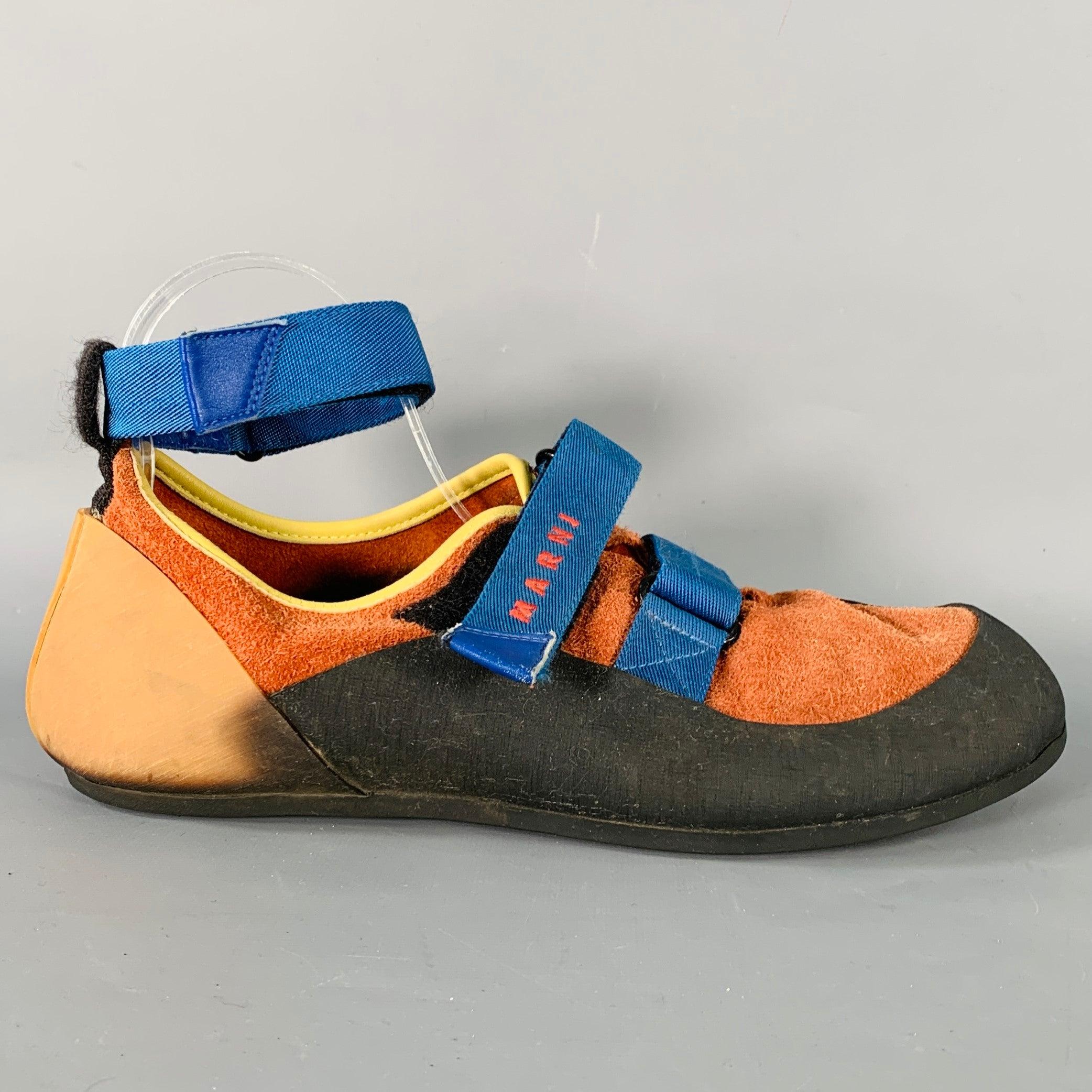 MARNI Turnschuhe
aus schwarzem Acetat und orangefarbenem Veloursleder mit farbigem Blockdesign und blauen Riemchen mit Klettverschlüssen.
Made in Italy Ausgezeichneter Pre-Owned Zustand. 

Markiert:   Größe nicht gekennzeichnetAußensohle:11,5 Zoll 