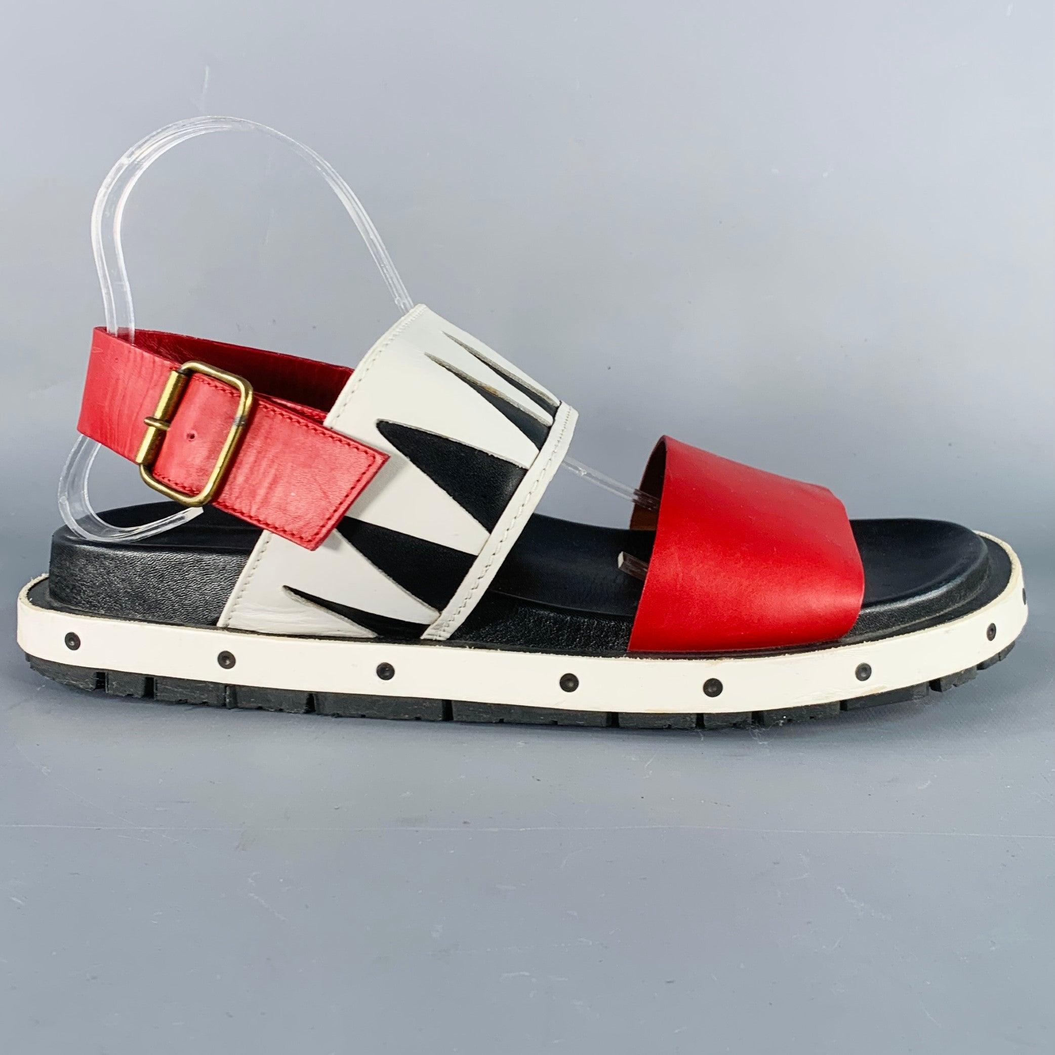 Sandales Marni
en cuir rouge, noir et blanc, avec un style color block, des découpes triangulaires et une fermeture à boucle. Fabriqué en Italie. Bon état d'usage. Marques et signes d'usure modérés. 

Marqué :   IT 43Semelle : 11.75 pouces  x 5
