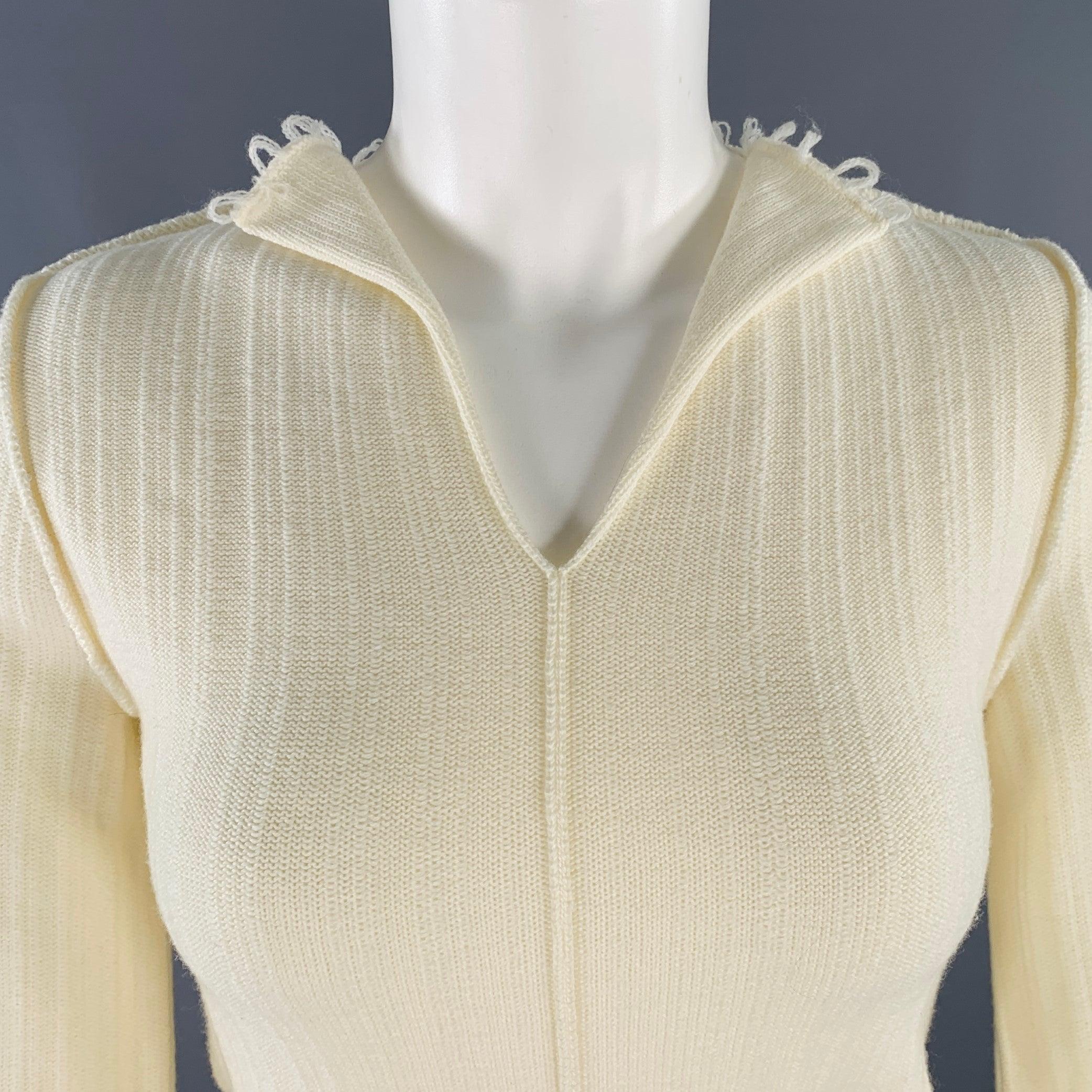 Top casual Marni
in maglia di cotone misto lana vergine color crema, con cuciture invertite e bordi grezzi, maniche lunghe e scollo a V. Made in Italy.Ottime condizioni di usato. Un segno minore, difficile da vedere. 

Contrassegnato:   IT 38