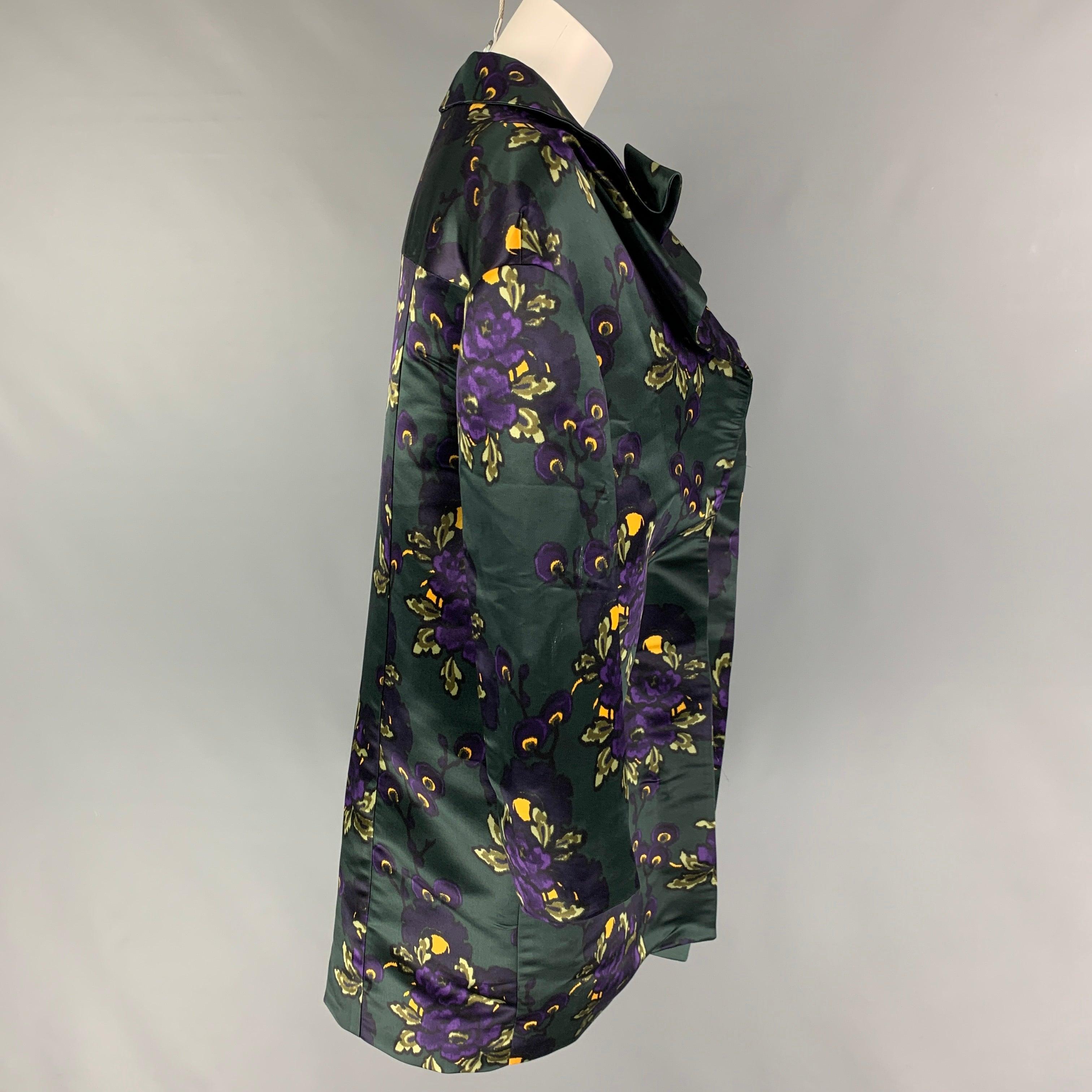 MARNI coat comes in a multi-color floral silk featuring a large structured collar, oversized fit, and a self -tie closure. Made in Italy.
Excellent
Pre-Owned Condition. 

Marked:   38 

Measurements: 
 
Shoulder: 20 inches  Bust: 39 inches  Sleeve: