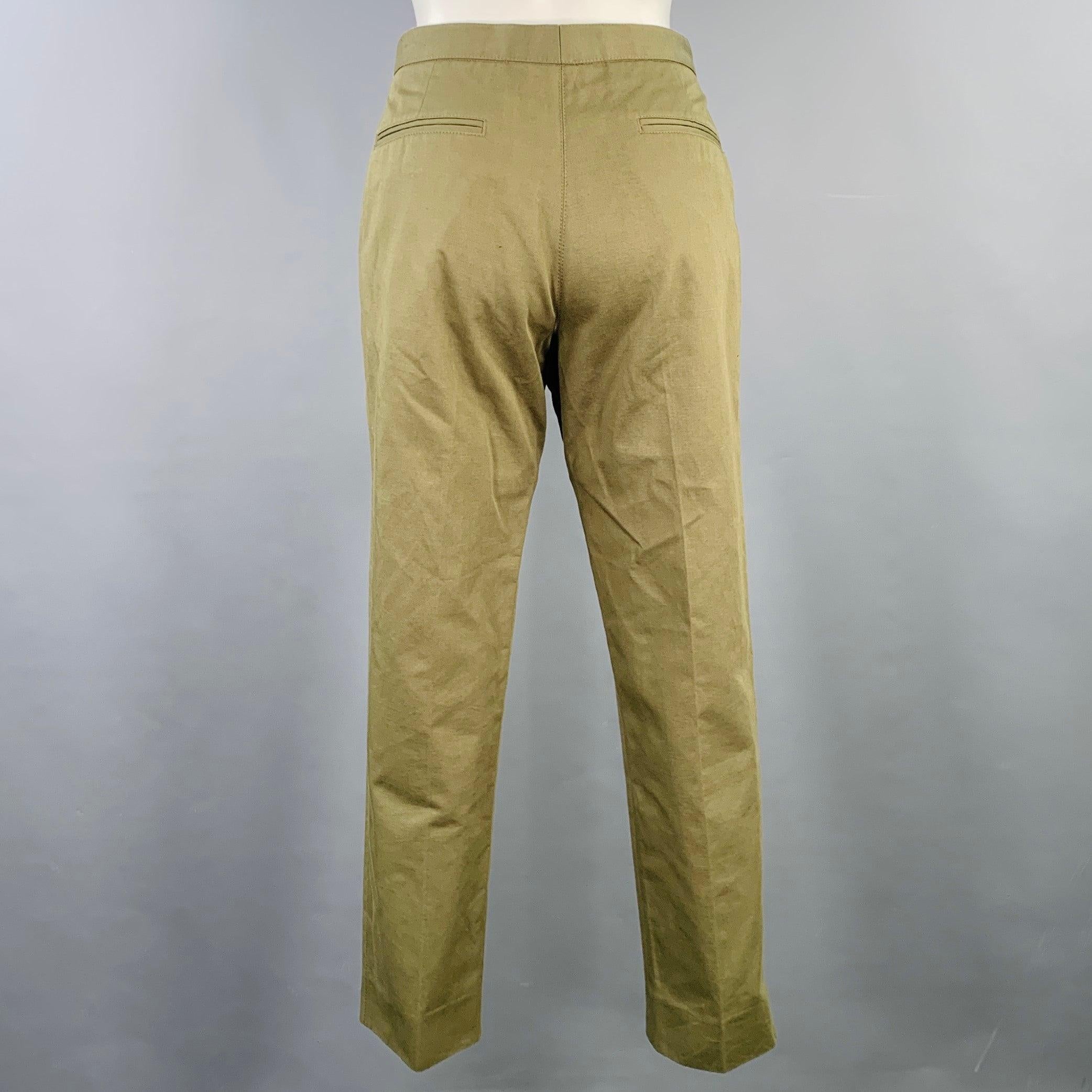 Pantalon décontracté MARNI
en sergé tissé de coton et de lin vert olive, avec un devant plat, une coupe fuselée et une fermeture à glissière. Fabriqué en Italie. Excellent état. 

Marqué :   IT 38 

Mesures : 
  Taille : 30 pouces Taille : 8.5