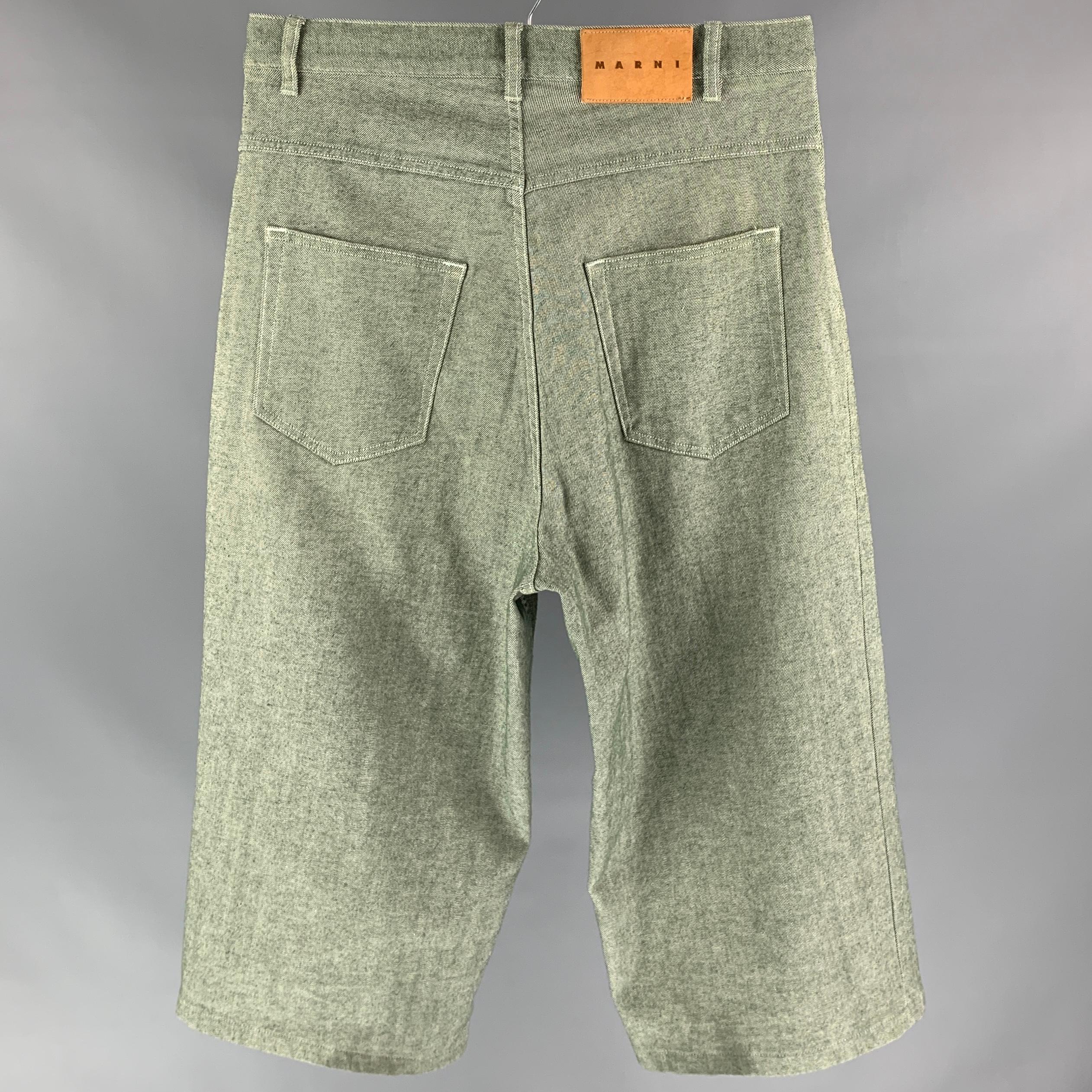 MARNI jeans comes in a green denim featuring a cropped style, oversized leg fit, high waisted, and a zip fly closure. Made in Italy.

Very Good Pre-Owned Condition.
Marked: 29

Measurements:

Waist: 34 in.
Rise: 15.5 in.
Inseam: 21 in. 