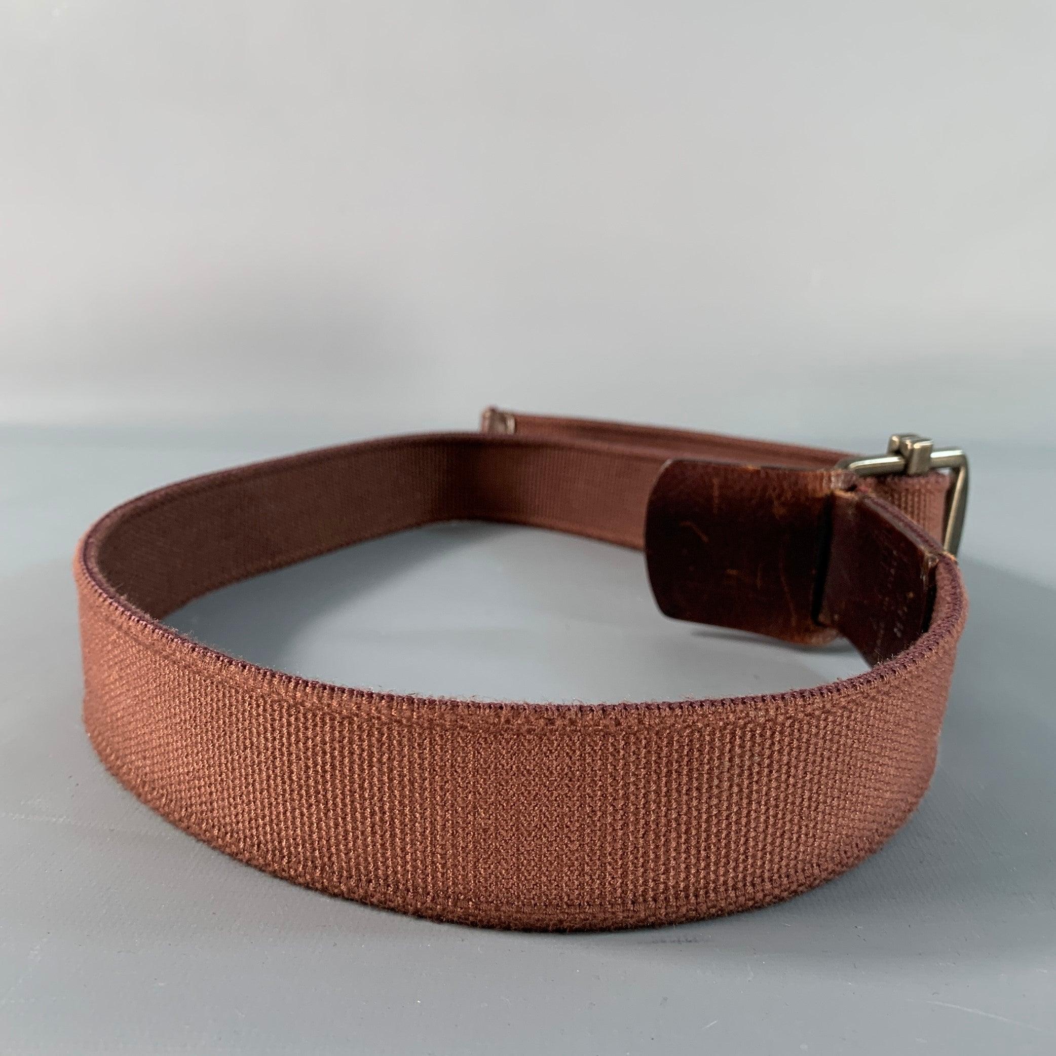 Cintura Marni in tela di cotone marrone con estremità in pelle marrone e fibbia in metallo color canna di fucile. Made in Italy. Eccellente condizione di usato. 

Contrassegnato:   34Lunghezza: 42 pollici Larghezza: 1,25 pollici 
  
  
 
Riferimento