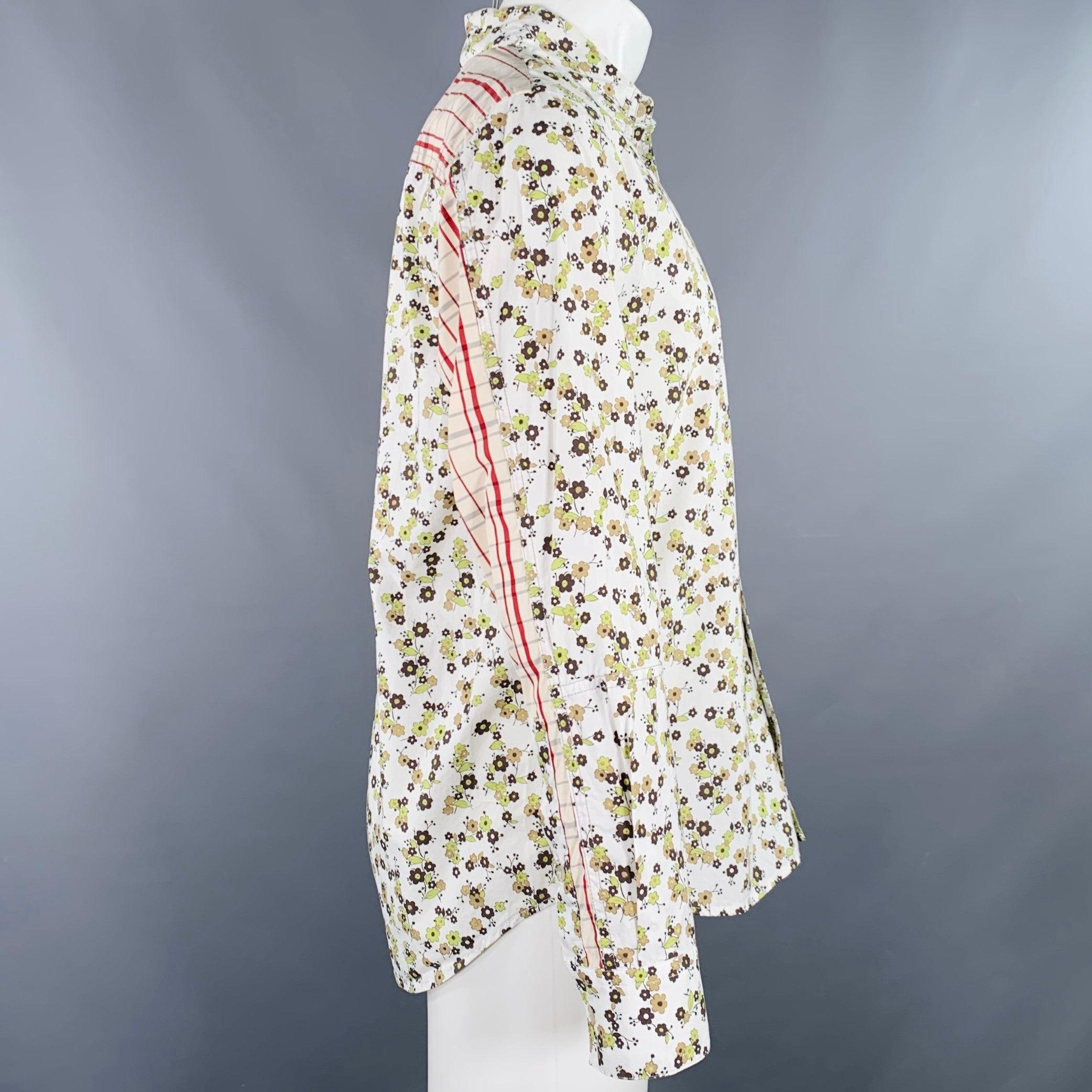 Chemise à manches longues MARNI
en coton tissé blanc, vert et marron, avec un imprimé floral, des manches à carreaux rouges contrastés et une fermeture à boutons. Fabriqué en Italie. Excellent état. 

Marqué :   IT 46 

Mesures : 
 
Épaule : 17.5