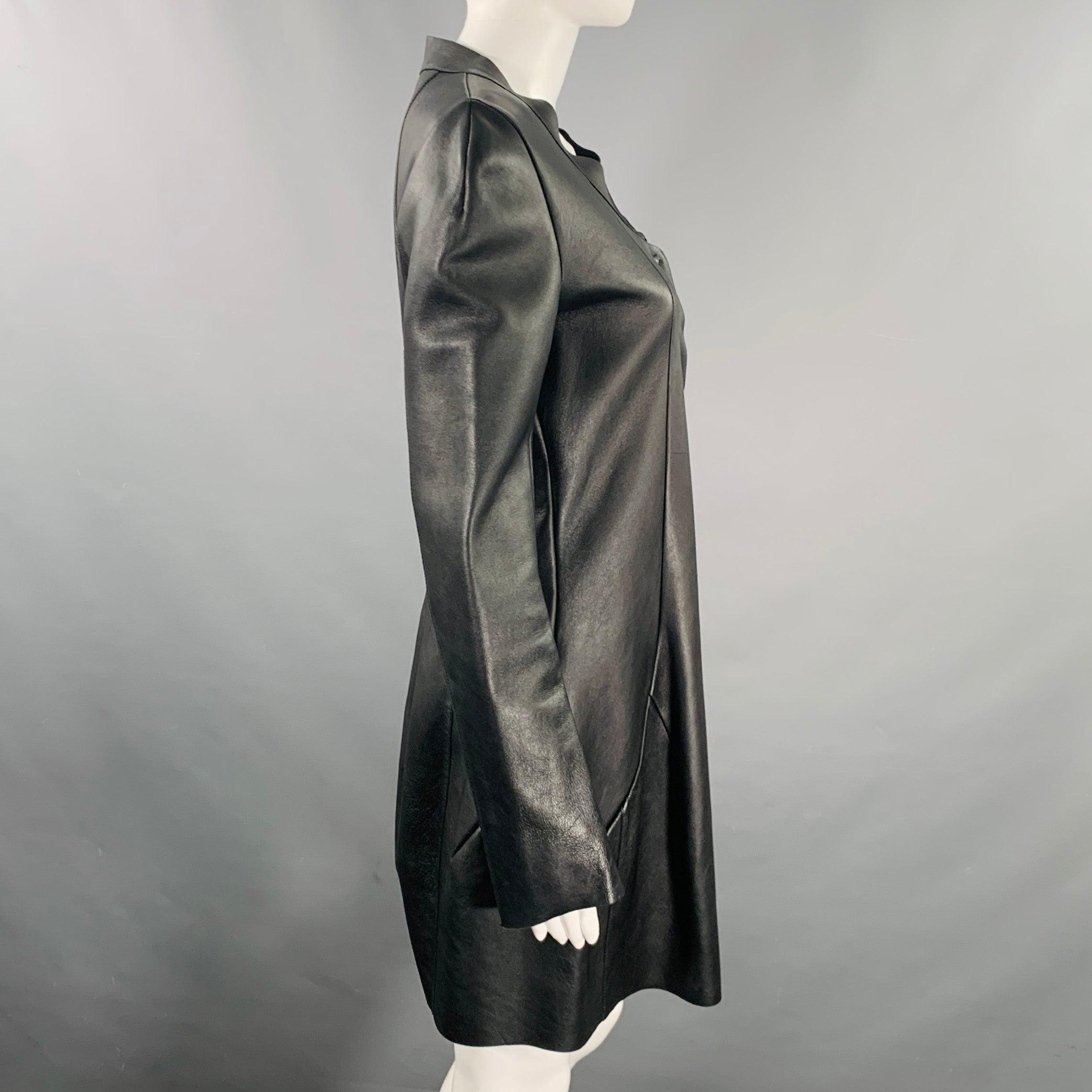 Cappotto Marni
in pelle di agnello nera, senza colletto, con maniche lunghe e chiusura a scatto nascosta. Made in Italy. Eccellente condizione di usato. 

Contrassegnato:   IT 40 

Misure: 
 
Spalla: 16 pollici Busto: 35 pollici Manica: 26 pollici