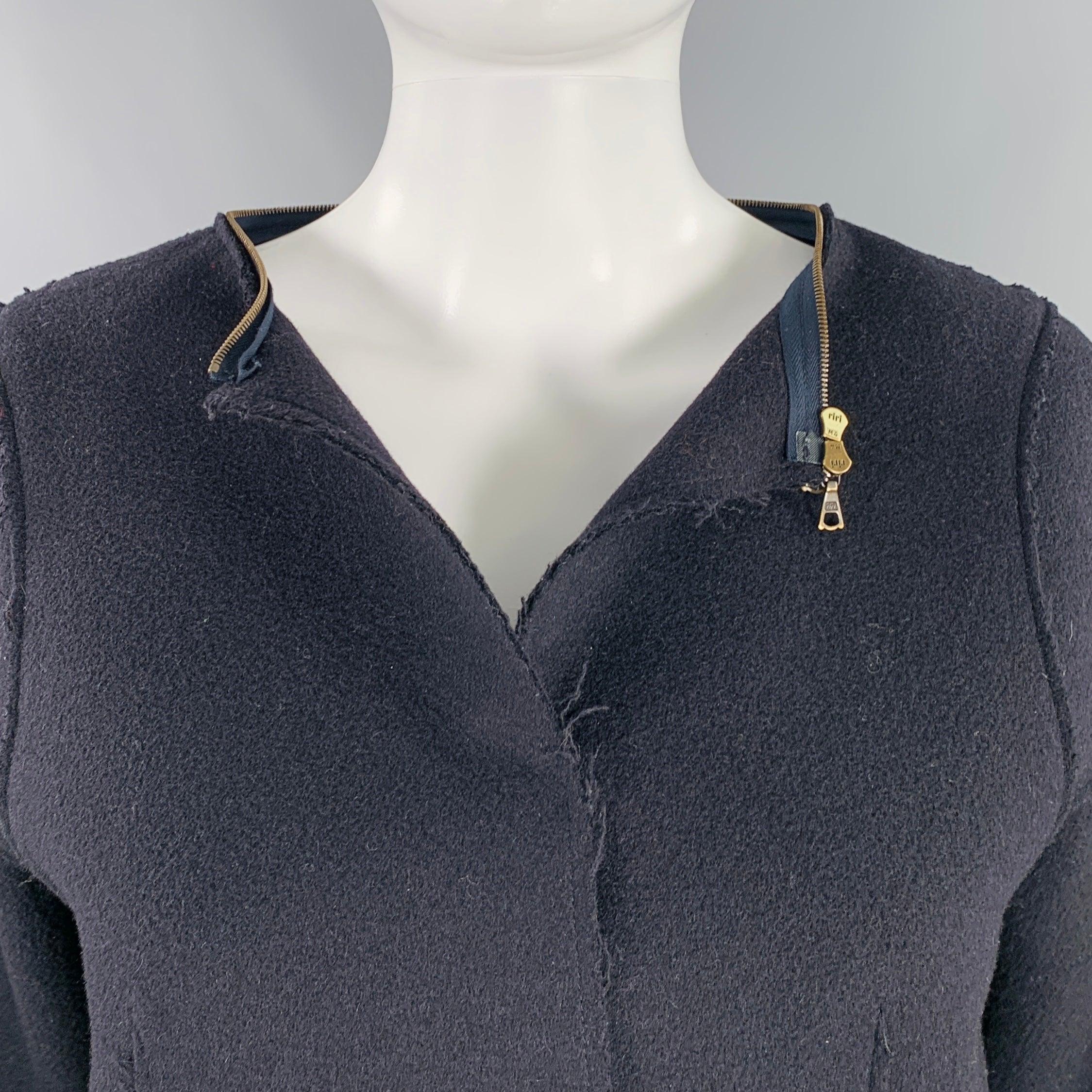 Giacca Marni
in feltro di misto lana nero, con cappuccio in pelliccia di visone rimovibile, design a bordi grezzi e chiusura a scatto. Made in Italy. Eccellente condizione di usato. 

Contrassegnato:   IT 40 

Misure: 
 
Spalla: 19,5 pollici Busto: