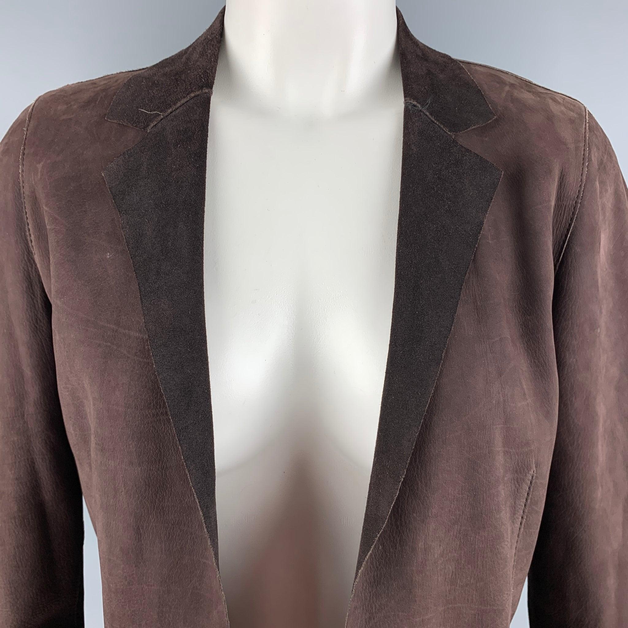 MARNI
coat in an unlined brown suede fabric featuring a notch lapel, two pockets, and an open front. Made in Italy.Very Good Pre-Owned Condition. Moderate signs of wear. 

Marked:  40 

Measurements: 
 
Shoulder: 15.5 inches Bust: 33 inches Sleeve: