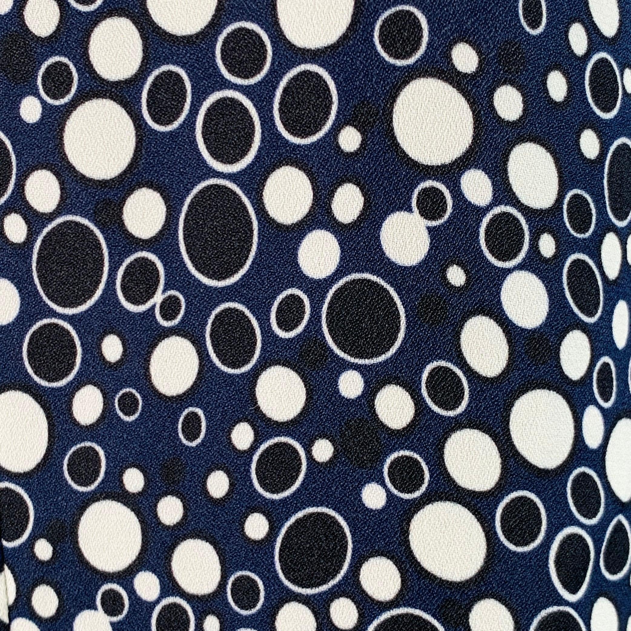 Chemisier MARNI
en viscose marine et noire, avec deux cercles différents sur le devant et le dos, des manches longues et une bordure noire contrastante avec un nœud. Fabriqué en Italie. Excellent état. 

Marqué :   IT 40 

Mesures : 
 
Épaule : 16.5