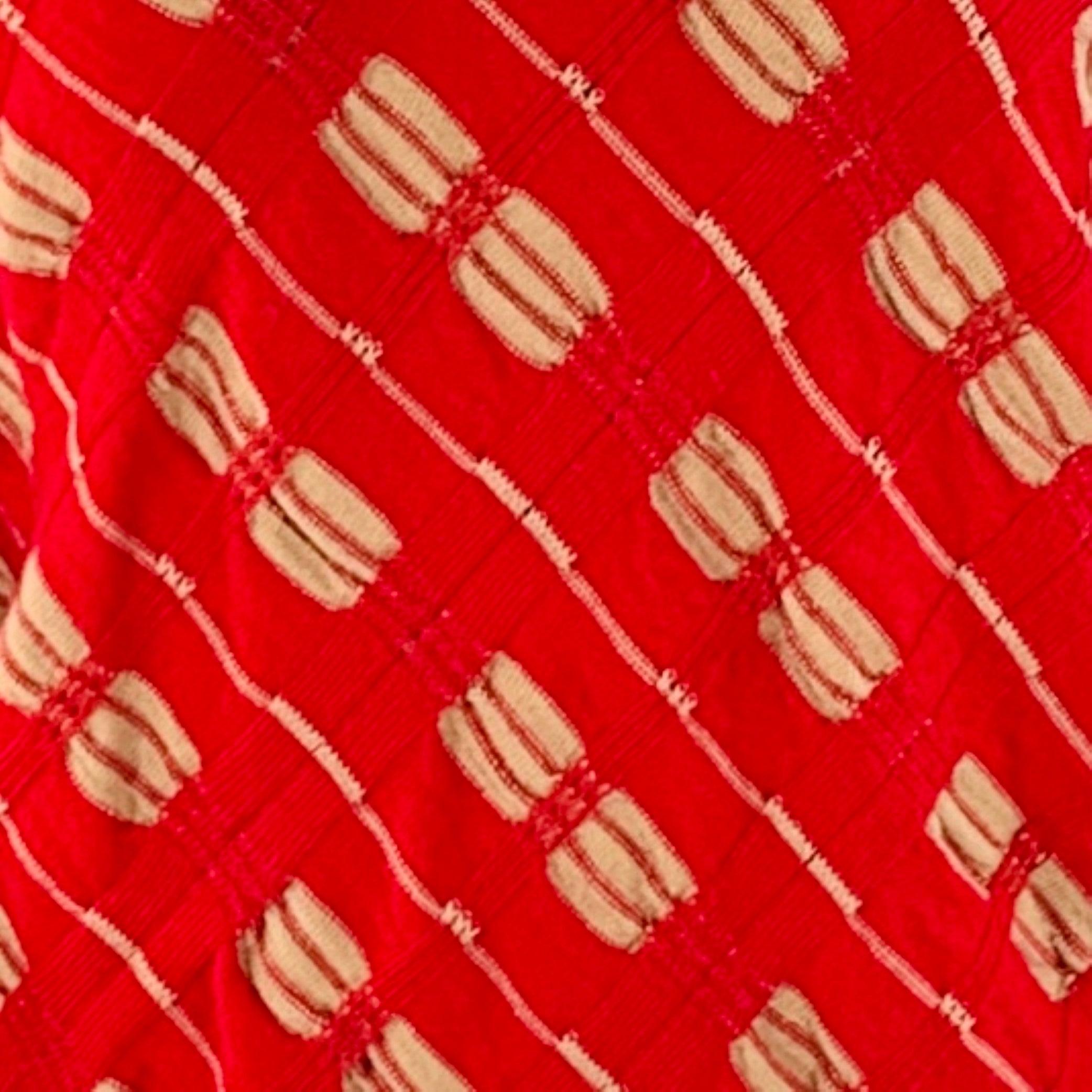 Pull MARNI 2019
en tricot de laine rouge et beige, avec un motif écossais texturé sur le devant, des manches longues et un col ras du cou. Made in Spainches Très bon état d'usage. Léger boulochage et signes d'usure. 

Marqué :   IT 40 

Mesures : 

