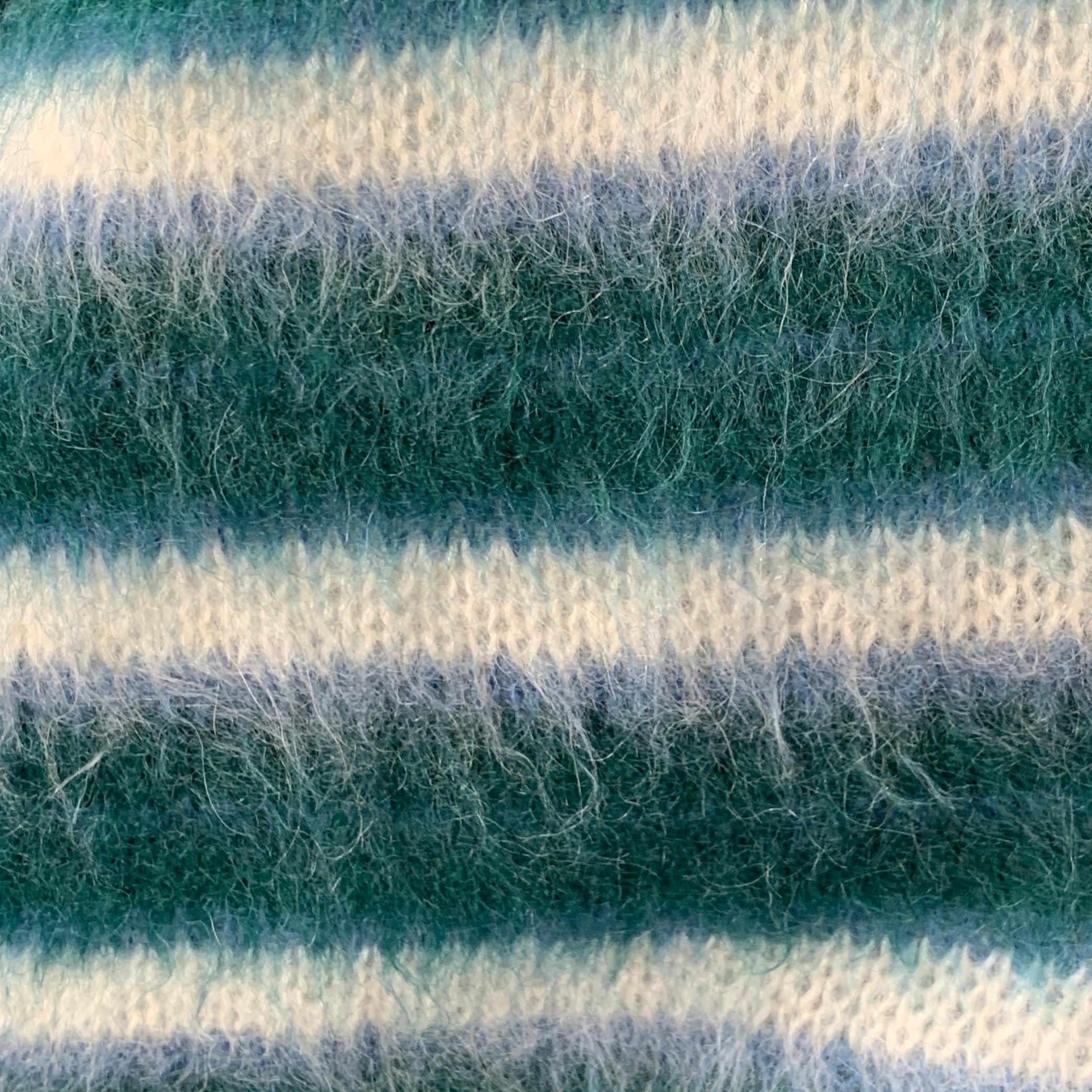 Cardigan di Marni in maglia ispida di misto mohair verde, blu e bianco con motivo a righe, scollo a V e chiusura con bottoni. Made in Italy. Eccellente condizione di usato. 

Contrassegnato:   IT 42 

Misure: 
 
Spalla: 22 pollici Busto: 52 pollici