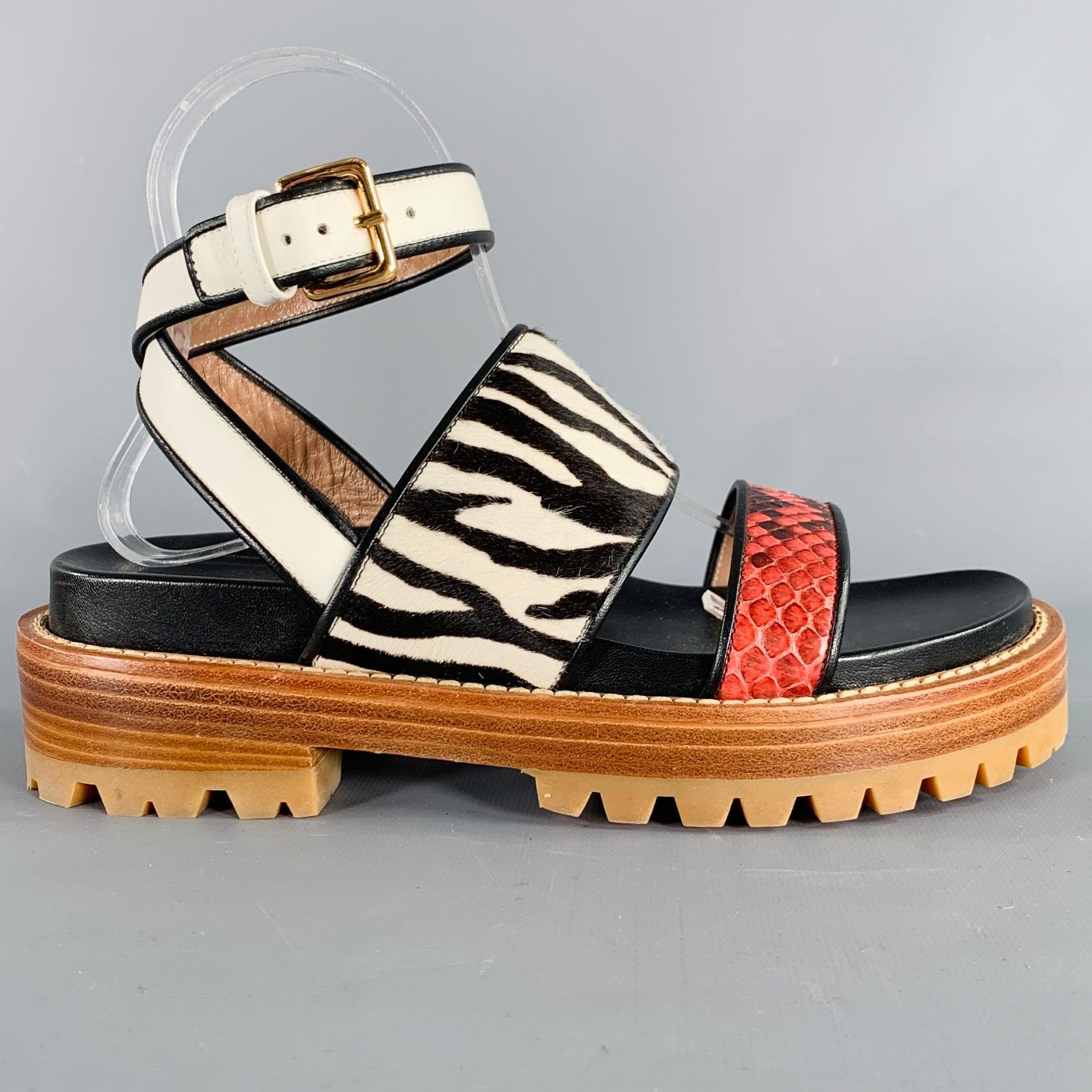 Sandales à plateforme MARNI
en cuir noir, avec un style à bretelles, des détails en cuir de veau zébré et en python rose, une semelle en caoutchouc et une boucle en métal doré. Fabriqué en Italie. Excellent état. 

Marqué :   IT 38Platform : 0.5