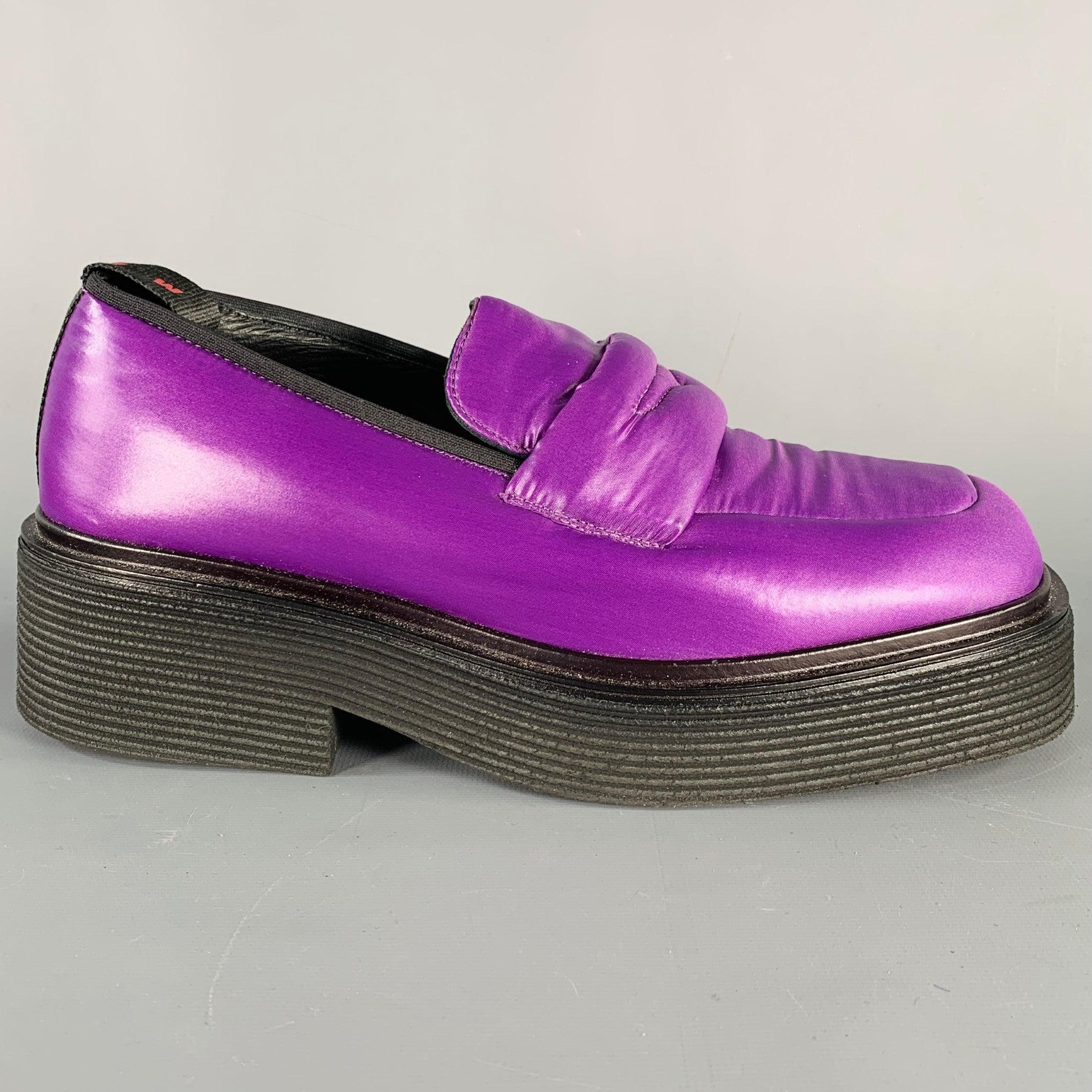 Mocassini Marni
in tessuto tecnico viola, con stile imbottito e tacco grosso. Viene fornito con sacchetto antipolvere. Made in Italy.Nuovo senza scatola. 

Contrassegnato:   IT 39Suola: 11 pollici  x 4,25 pollici 
Piattaforma: 1,25 pollici 
  
  
