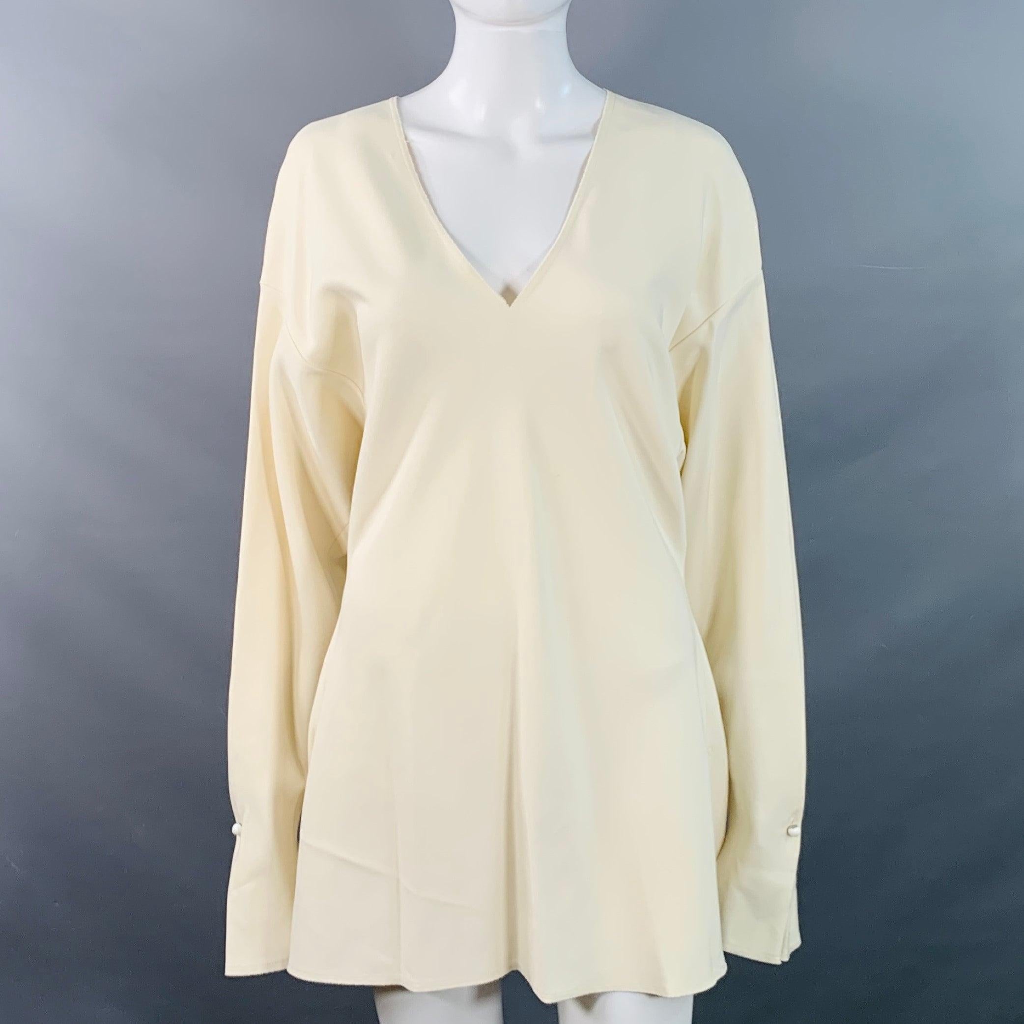 Chemisier MARNI
en viscose beige mélangée extensible, manches longues avec poignets boutonnés, épaules tombantes et encolure en V. Fabriqué en Italie. Nouveau avec étiquettes. 

Marqué :   IT 44 

Mesures : 
 
Épaule : 23.5 pouces Poitrine : 36