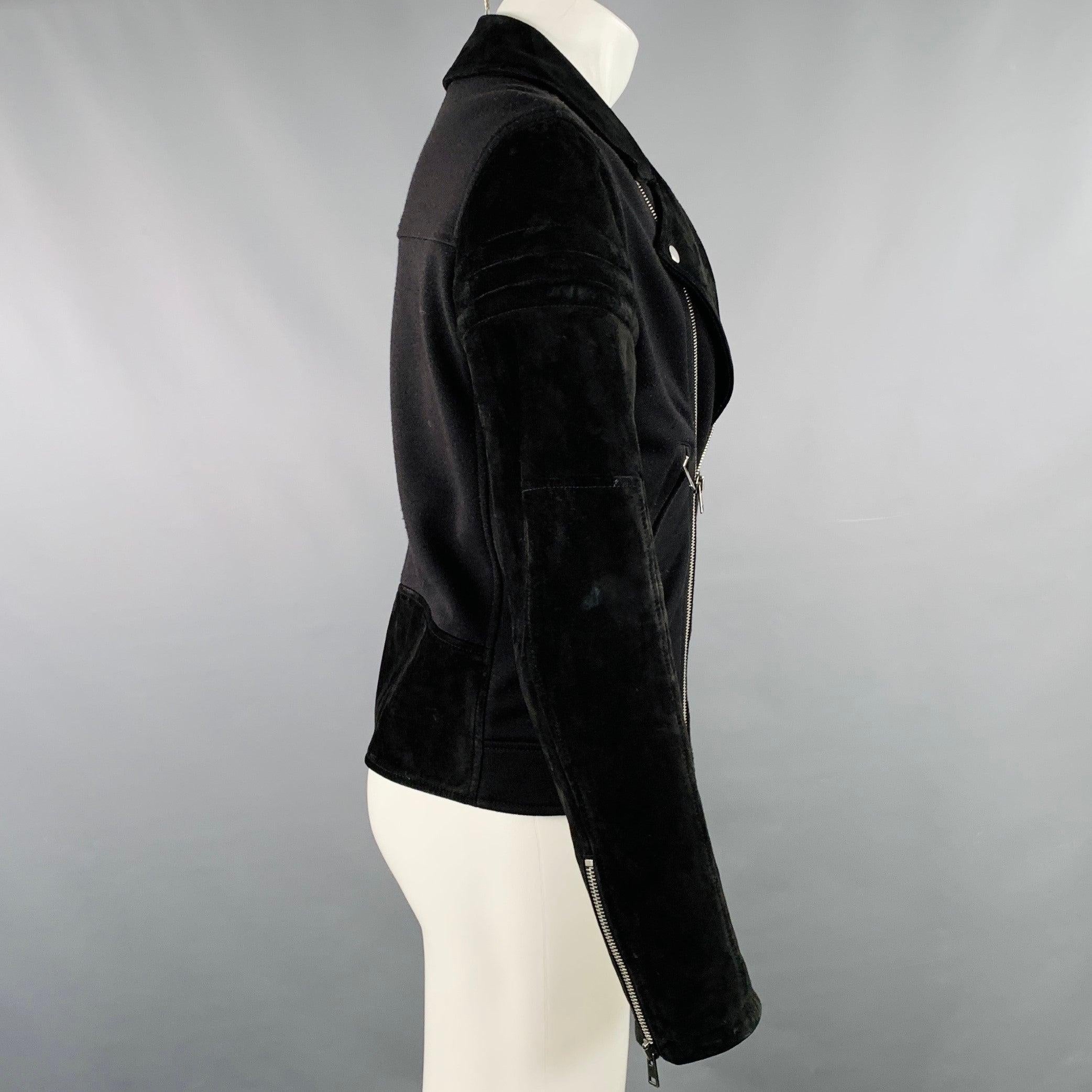 Chaqueta de moto MARNI
en una mezcla de acrílico negro con solapa y mangas de ante, bolsillos con cremallera y cierre con cremallera. Made in Italy. Muy buen estado de conservación.
Múltiples marcas menores, algo de pilling. Comprueba las fotos. Tal