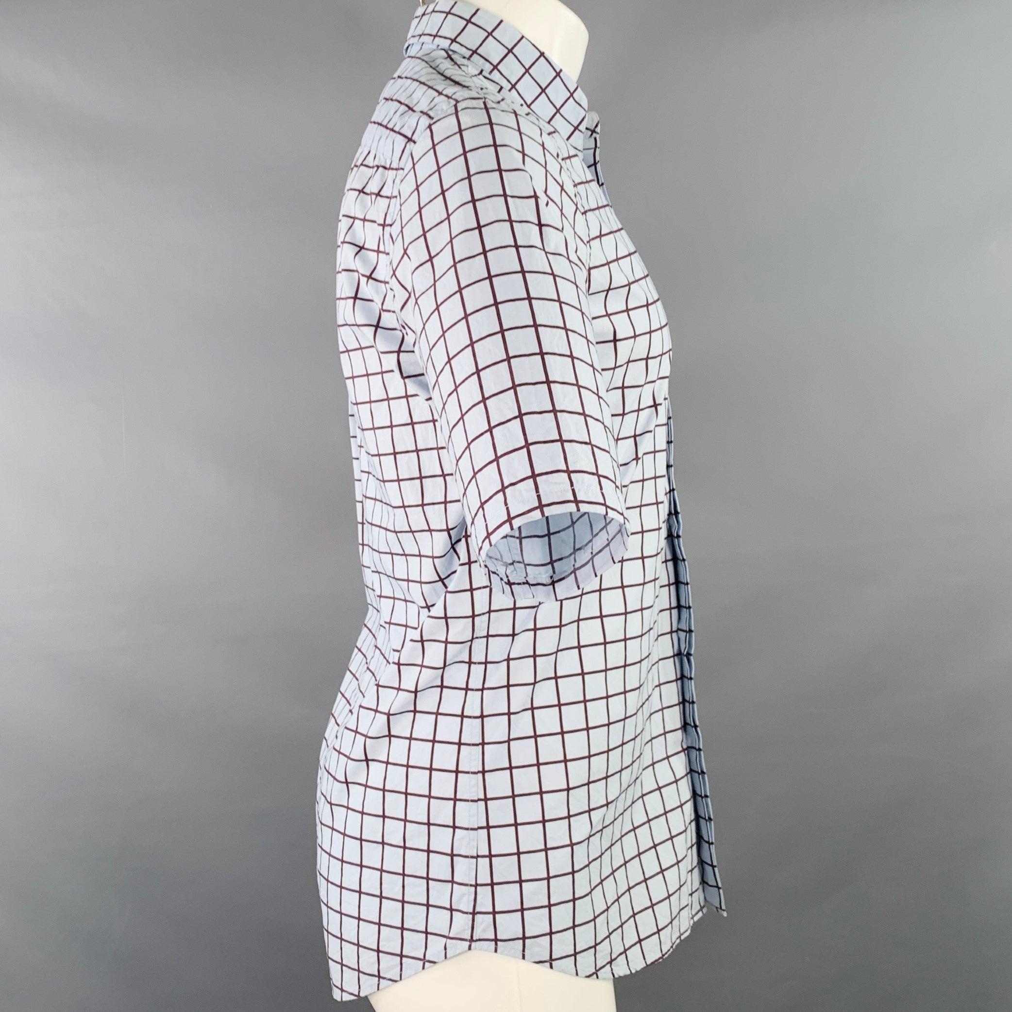 Chemise à manches courtes MARNI
en coton tissé bleu et marron, avec un motif à carreaux, un col pointu et une fermeture à boutons. Fabriqué en Italie. Excellent état.  

Marqué :   IT 48 

Mesures : 
 
Épaule : 16 pouces Poitrine : 40 pouces Manches