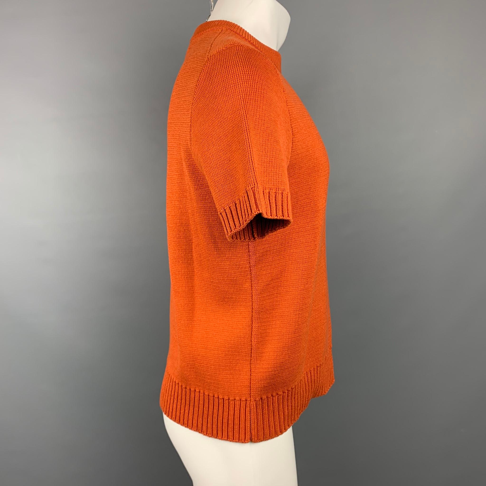 MARNI short sleeve pullover comes in orange knitted cotton featuring a crew-neck. Made in Italy.

Very Good Pre-Owned Condition.
Marked: IT 46

Measurements:

Shoulder: 18 in.
Chest: 39 in.
Sleeve: 10 in.
Length: 23.5 in. 