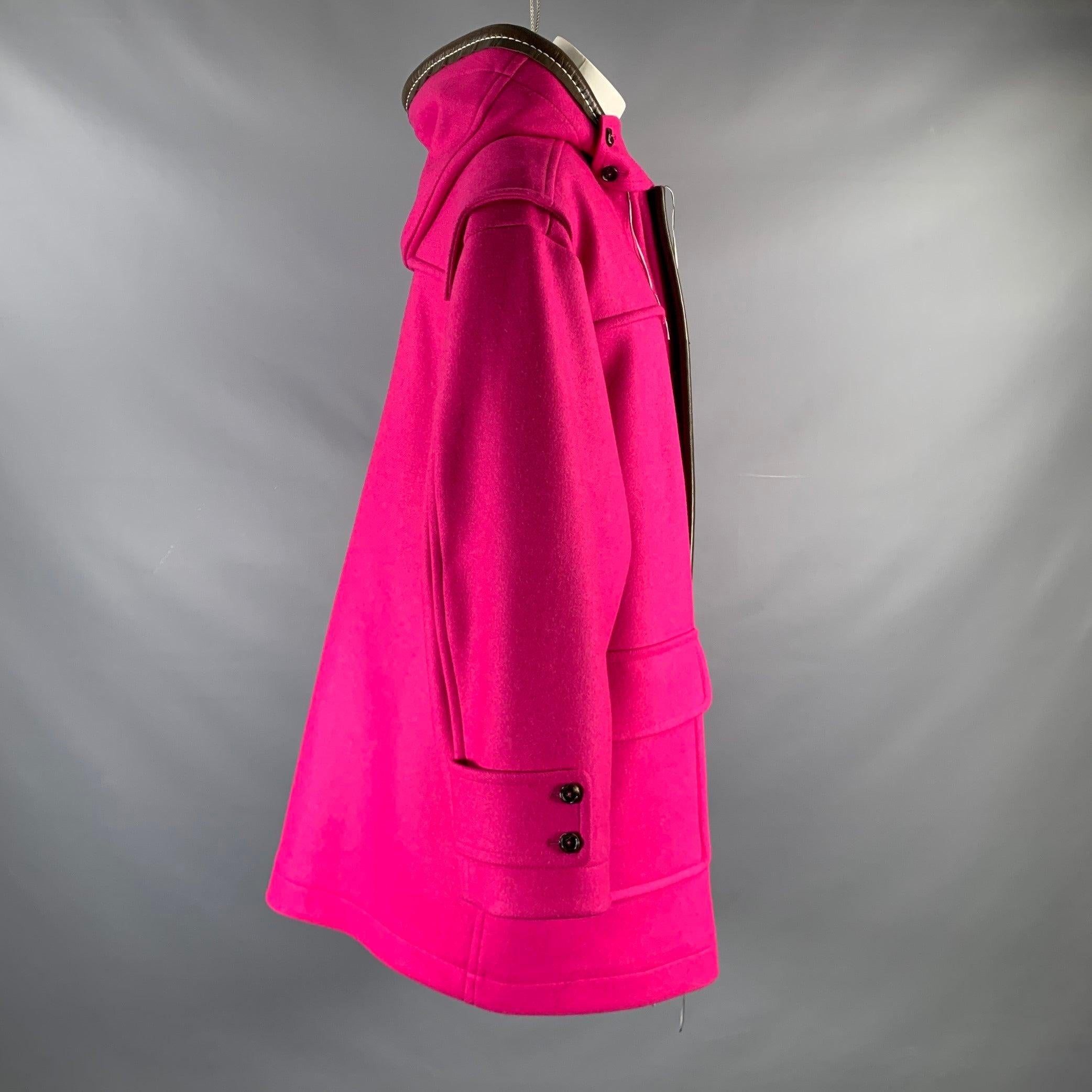 Abrigo MARNI
en un
Tejido de mezcla de lana rosa con capucha overstyled, adornos de piel y cierre de botones. Fabricado en Italia.Excelente estado de conservación. 

Marcado:   36 

Medidas: 
 
Hombro: 21 pulgadas  Busto: 49 pulgadas  Manga: 23