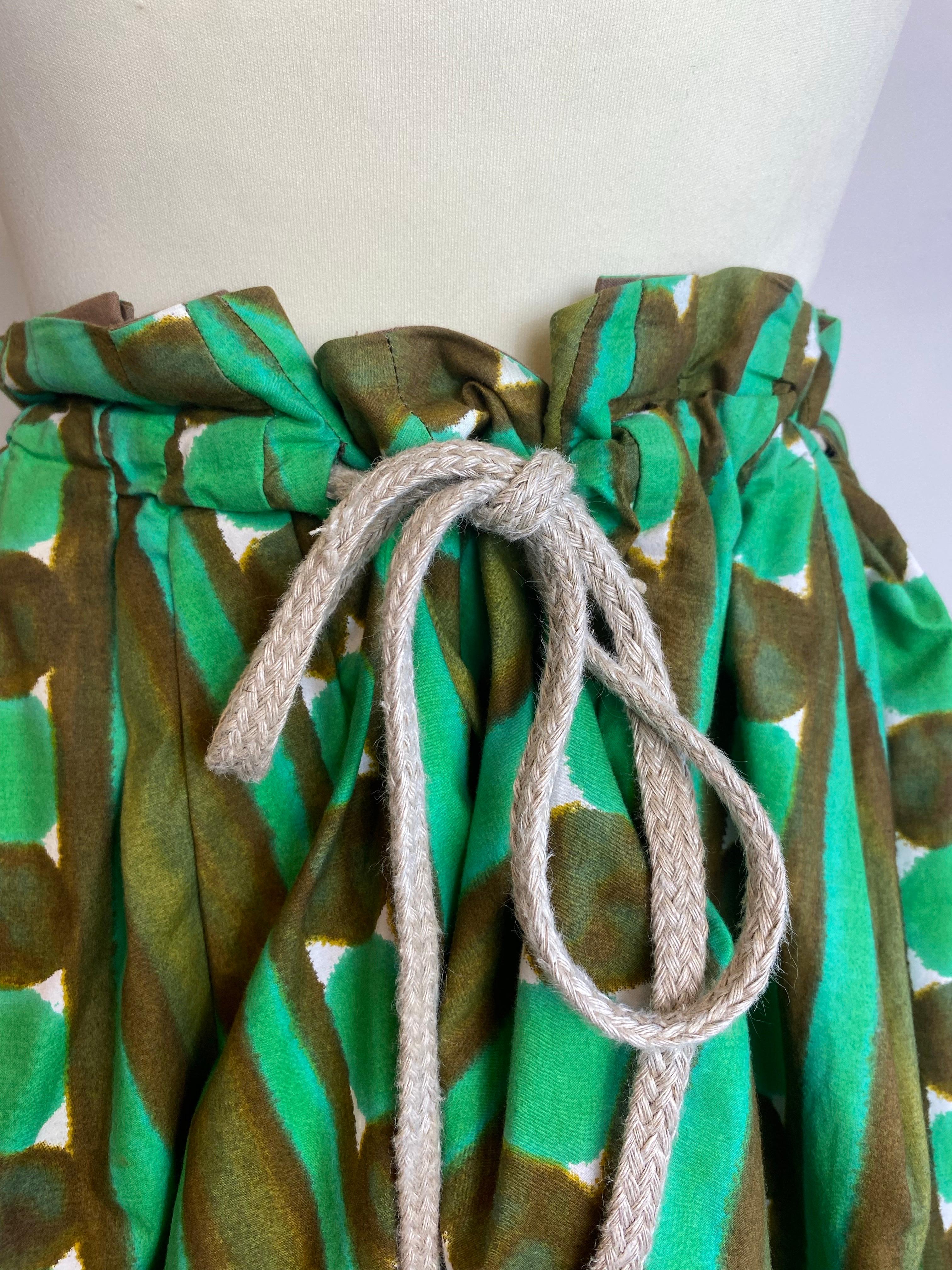 Falda Marni en verde y marrón.
Talla 42 IT.
100% algodón.
Cintura ajustable.
Longitud 60 cm.
Excelente estado, presenta signos de uso como se muestra en las fotos.