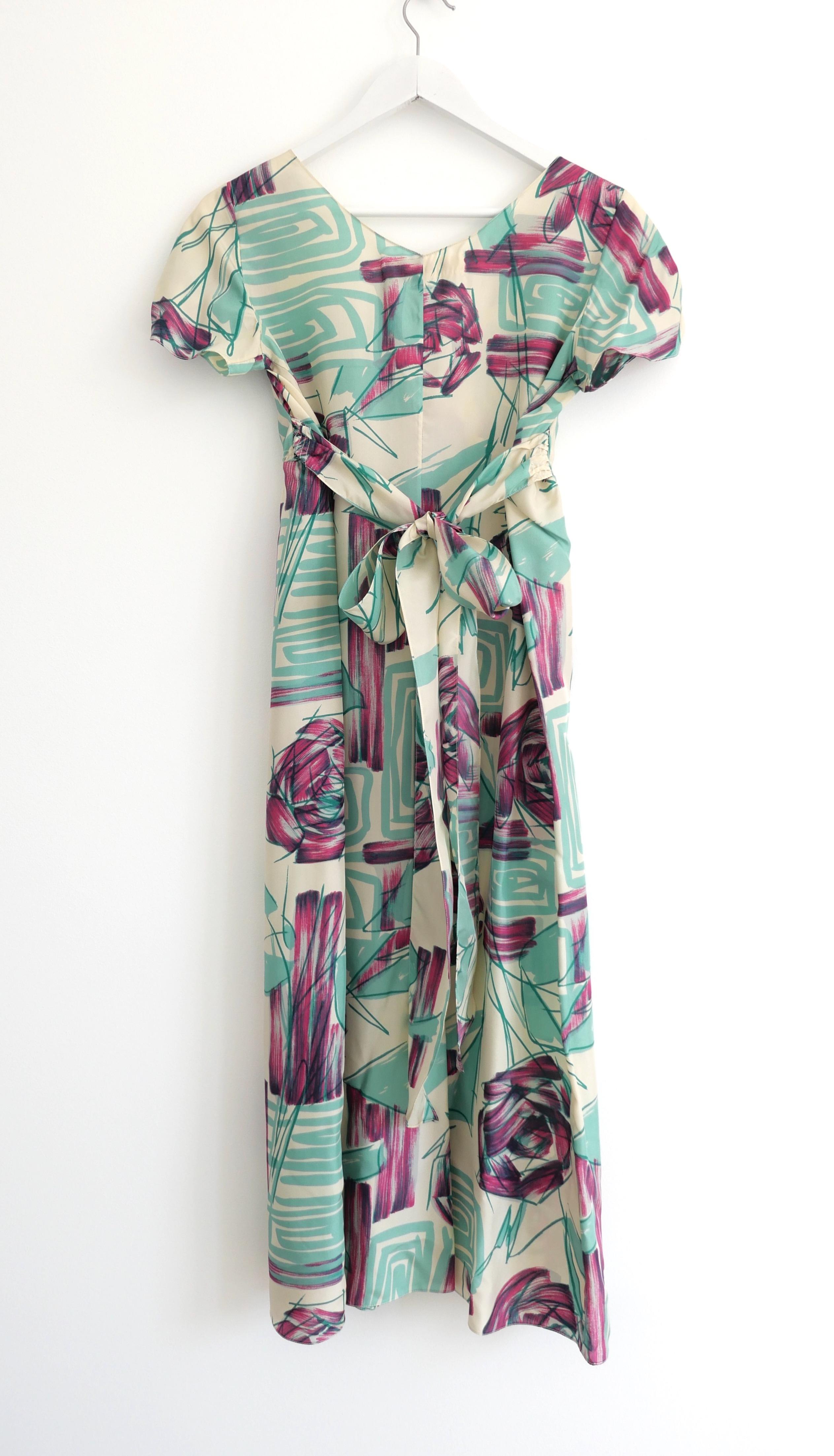 Precioso vestido vintage Marni de la colección Primavera 2005. Sólo se usó un puñado de veces cuando se compró y luego se guardó cuidadosamente. Se ha limpiado en seco. De seda crema supersuave con un fabuloso estampado de rosas turquesas y rosas
