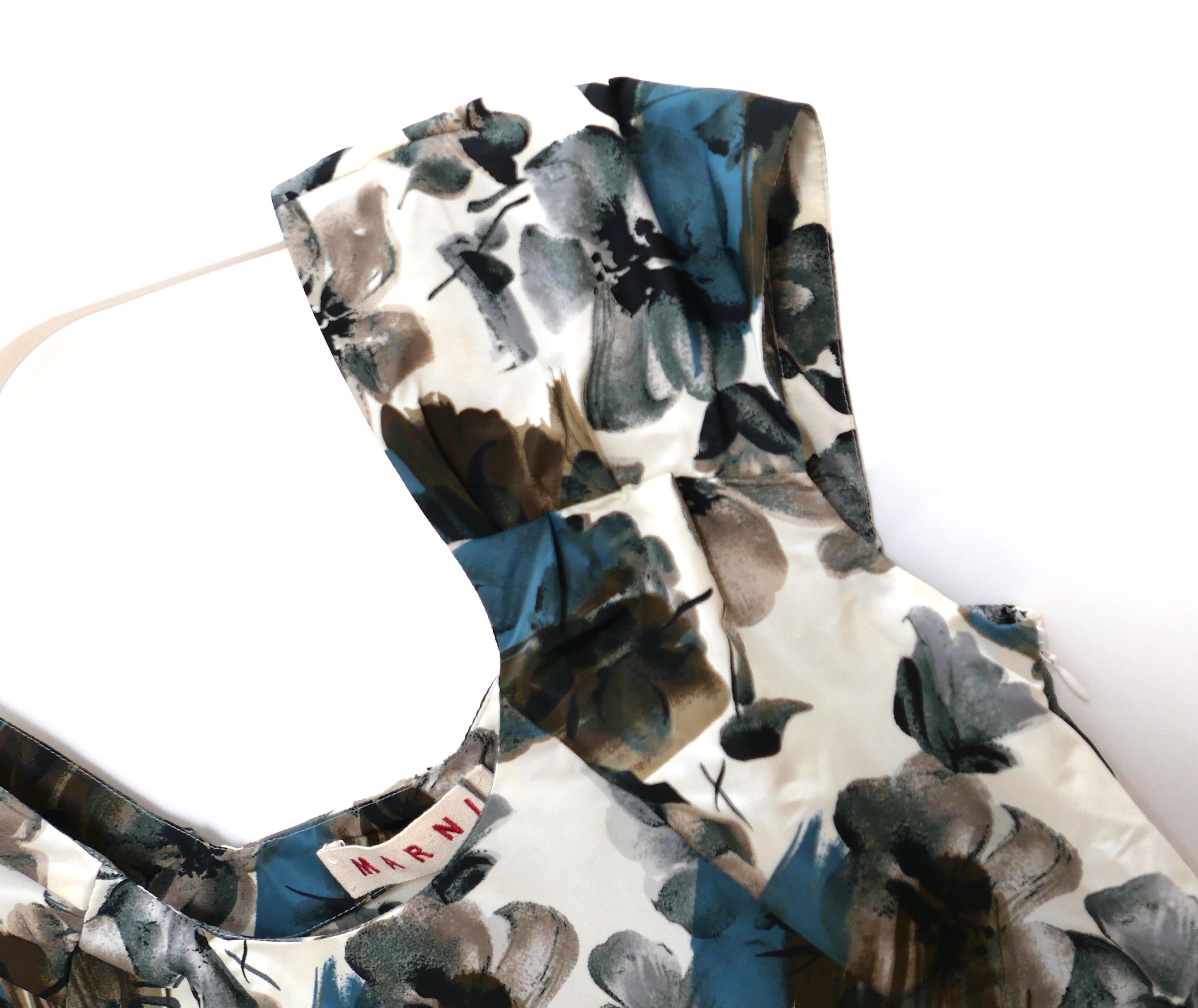 Precioso vestido floral Marni de archivo de la colección Primavera 2007. Nuevo con etiquetas. De tafetán de poliéster crujiente con estampado de pinceladas en marrón y azul prímula. Corte soberbio con busto de línea imperio, manga casquillo y falda