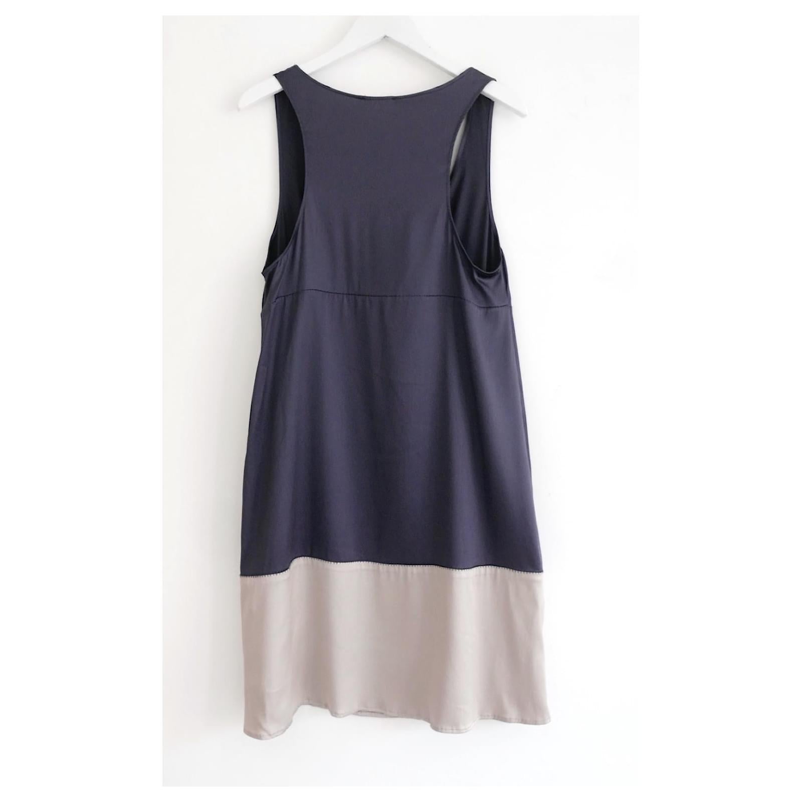 Magnifique robe vintage Marni - printemps 2006, portée une fois. Réalisée en soie bleu/gris et beige ultra douce, elle présente une coupe souple et aplatie et un dos échancré. Taille 1. Mesures approximatives - buste 32
