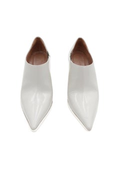 Zapatos de salón de punta de Marni, colección Primavera-Verano 2017, en piel gris con bloques de color y tacón amarillo