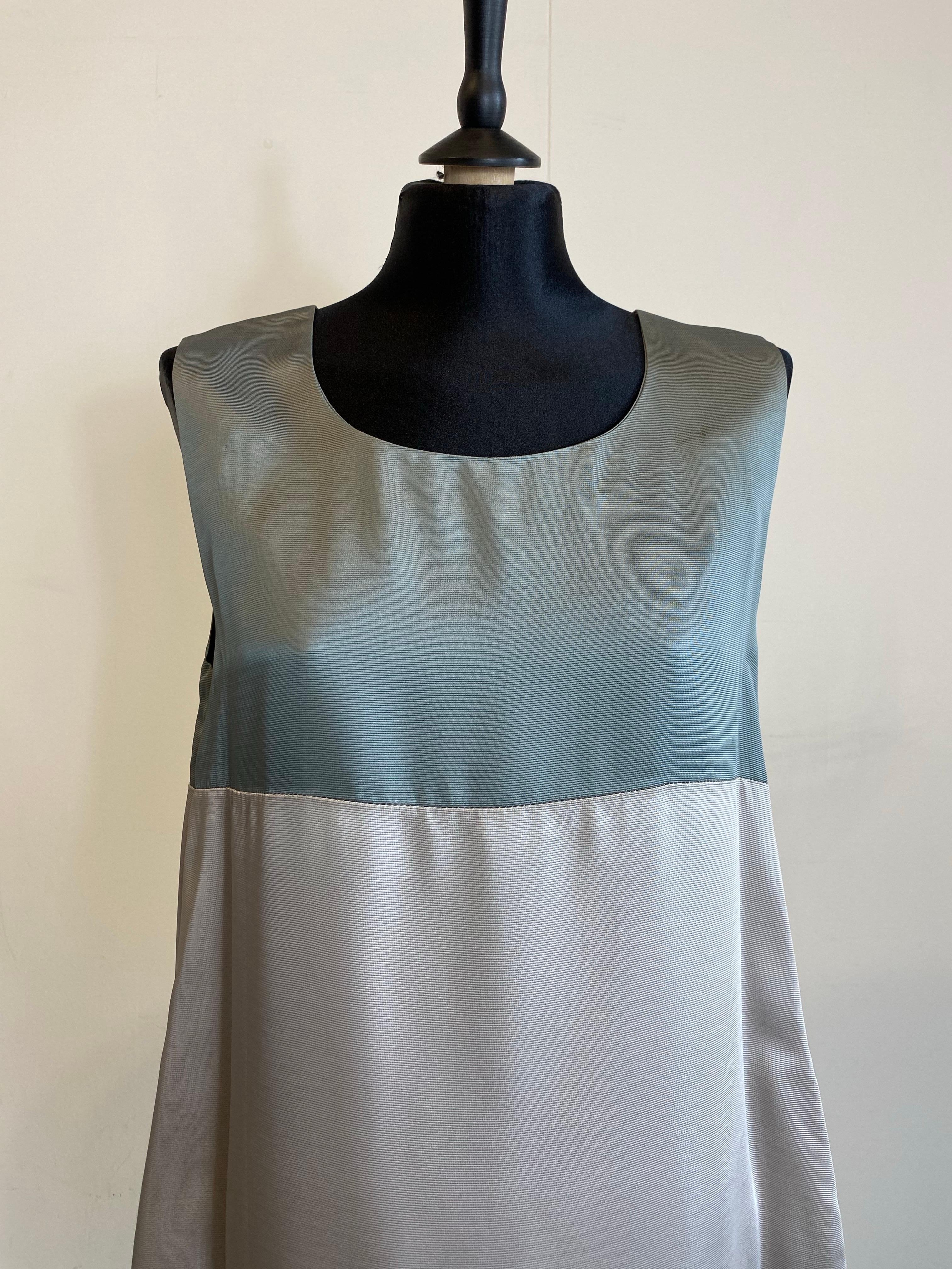Abito di Marni.
100% acetato.
Taglia 44 Italiana.
Busto 47 cm
Lunghezza 96 cm
Buone condizioni generali, presenta alcuni segni d'uso.
Presenta alcune macchie e segni come mostrato nelle foto.